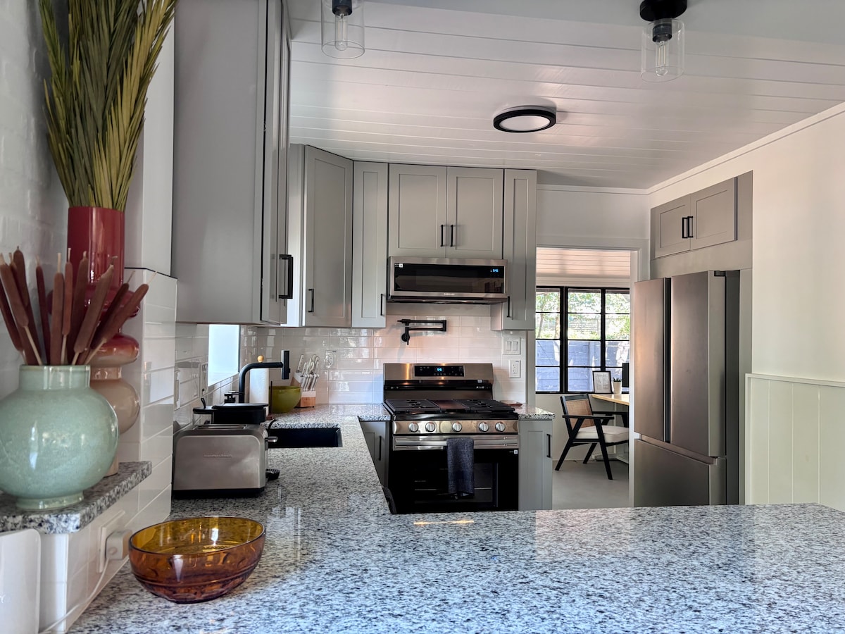 Mid-Century Modern bungalow walk to bars & dining