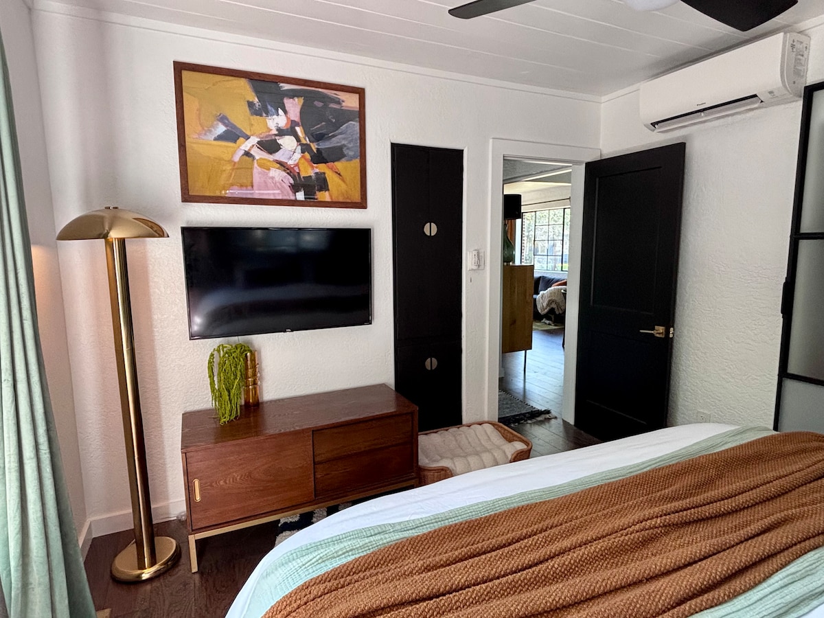 Mid-Century Modern bungalow walk to bars & dining