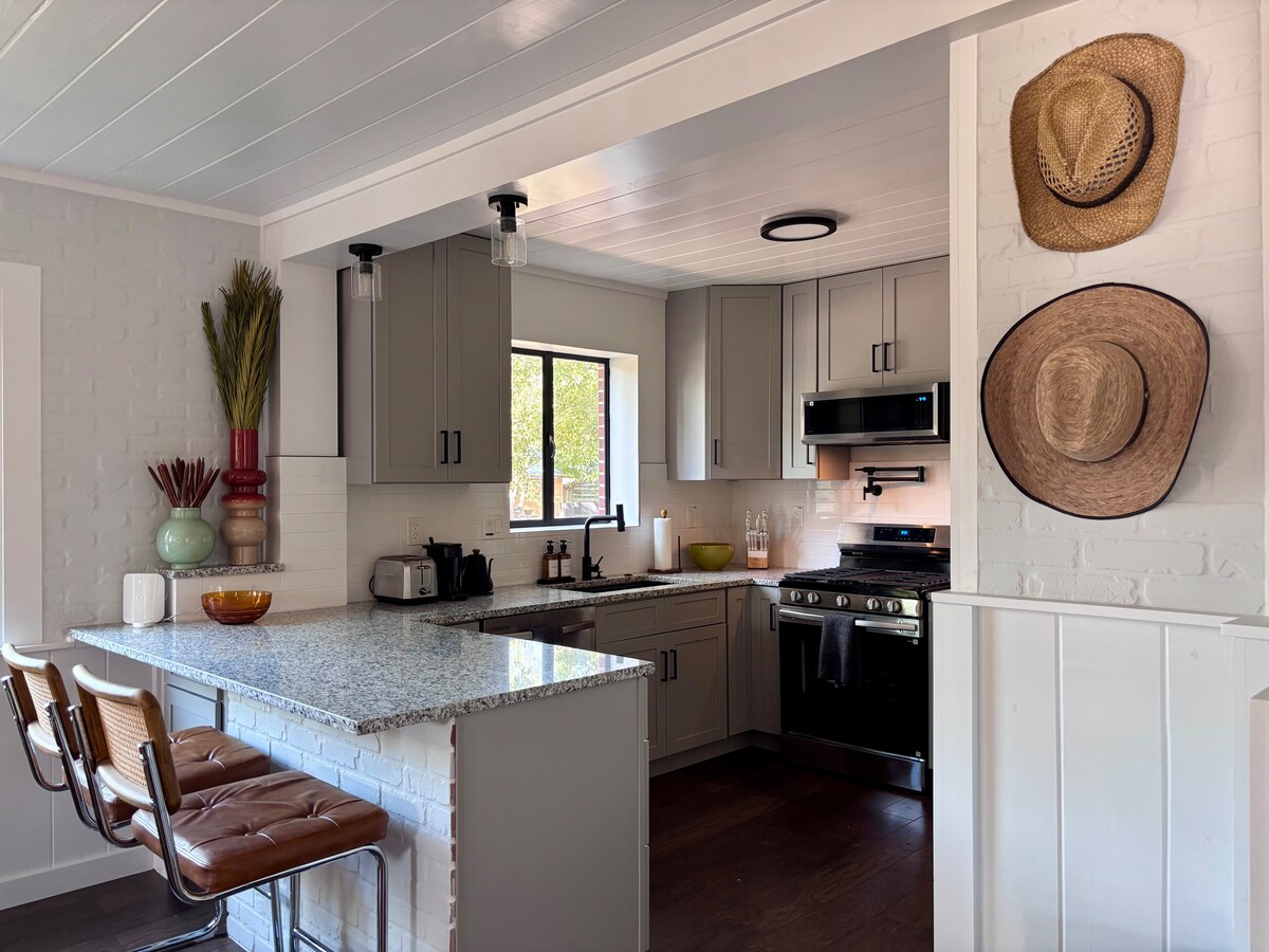Mid-Century Modern bungalow walk to bars & dining