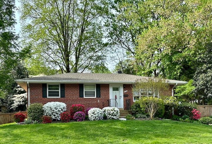 Designer Family Haven W/ Sunroom & Fenced Yard - Fairfax, VA