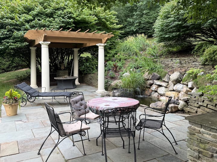 Private Luxury Residence On Nearly One Acre - Reston, VA