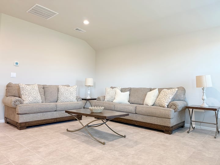 Landman Getaway ; East Odessa ; Sleeps 10 - Odessa, TX
