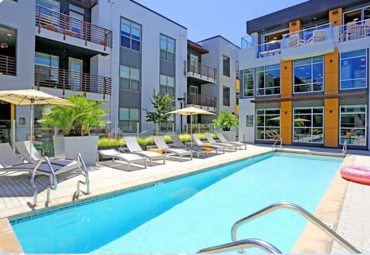 West Hollywood Oasis Pool, Gym & Free Parking - West Hollywood, CA