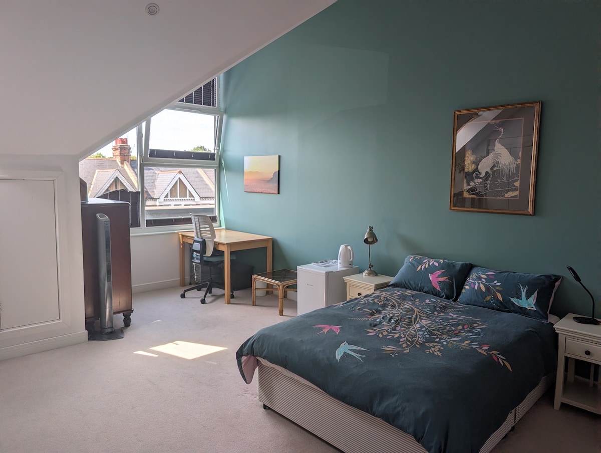 Spacious double room with bathroom & free parking