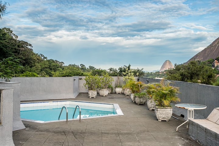 Rio´s Mansion: Sugar Loaf, The Redeemer And Pool - Río de Janeiro