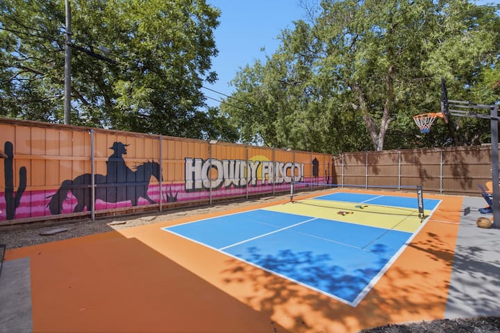 Oak Rail Haus | Pickleball+games+petsok+universal - フリスコ, TX