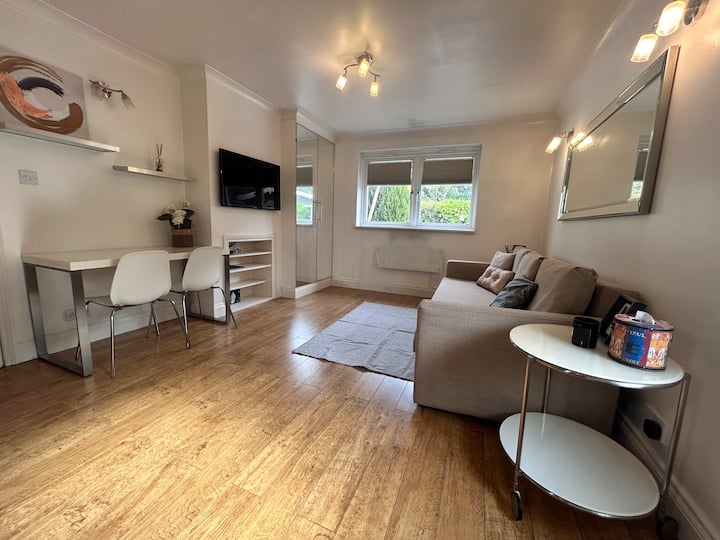 Welcome To Your Private Home Away From Home! - Twickenham