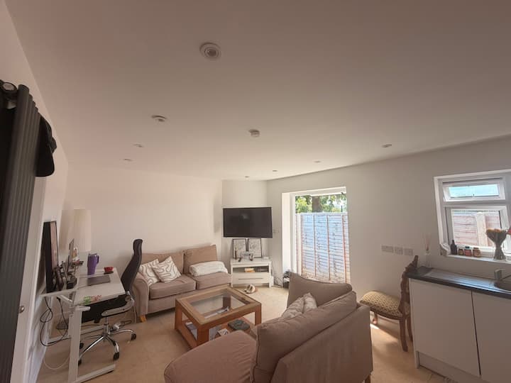 Cosy 1-bed Home With Private Patio | Morden - Epsom