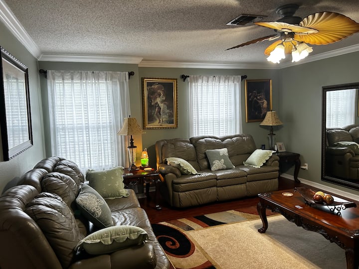Resort-style Oasis: 2 Bedrooms W/ Pool, Spa & Gym - Clermont, FL