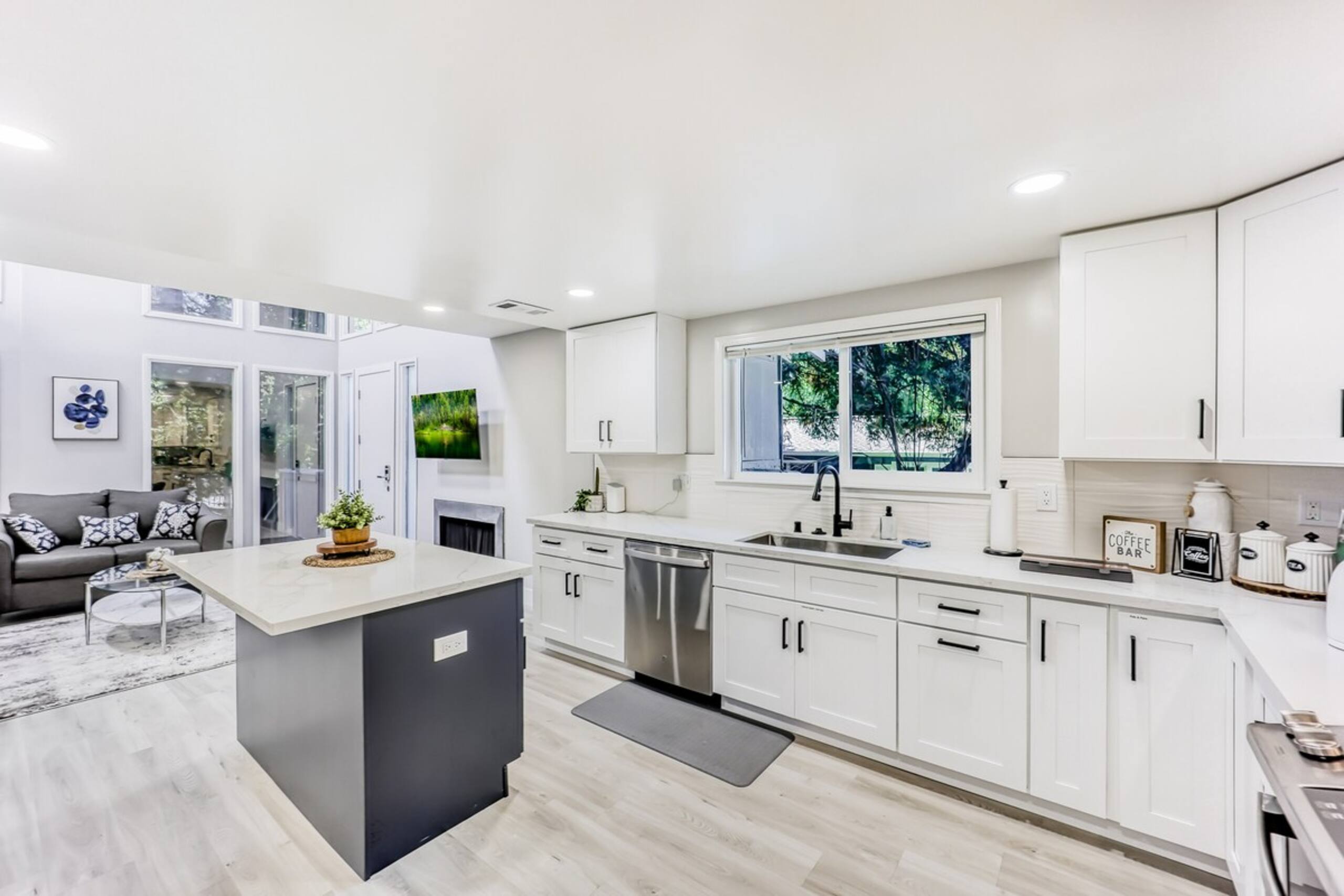 Luxury Family Home w AC and Patio near Meta and St - Photo 8