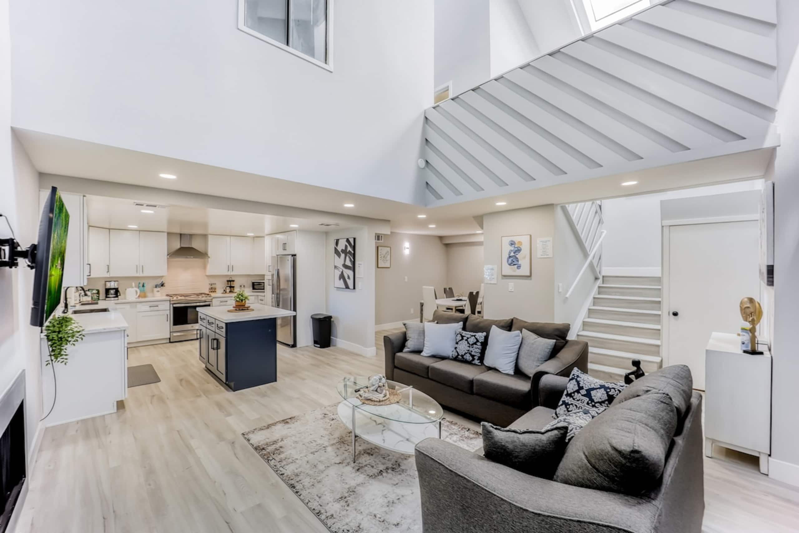 Luxury Family Home w AC and Patio near Meta and St - Photo 2