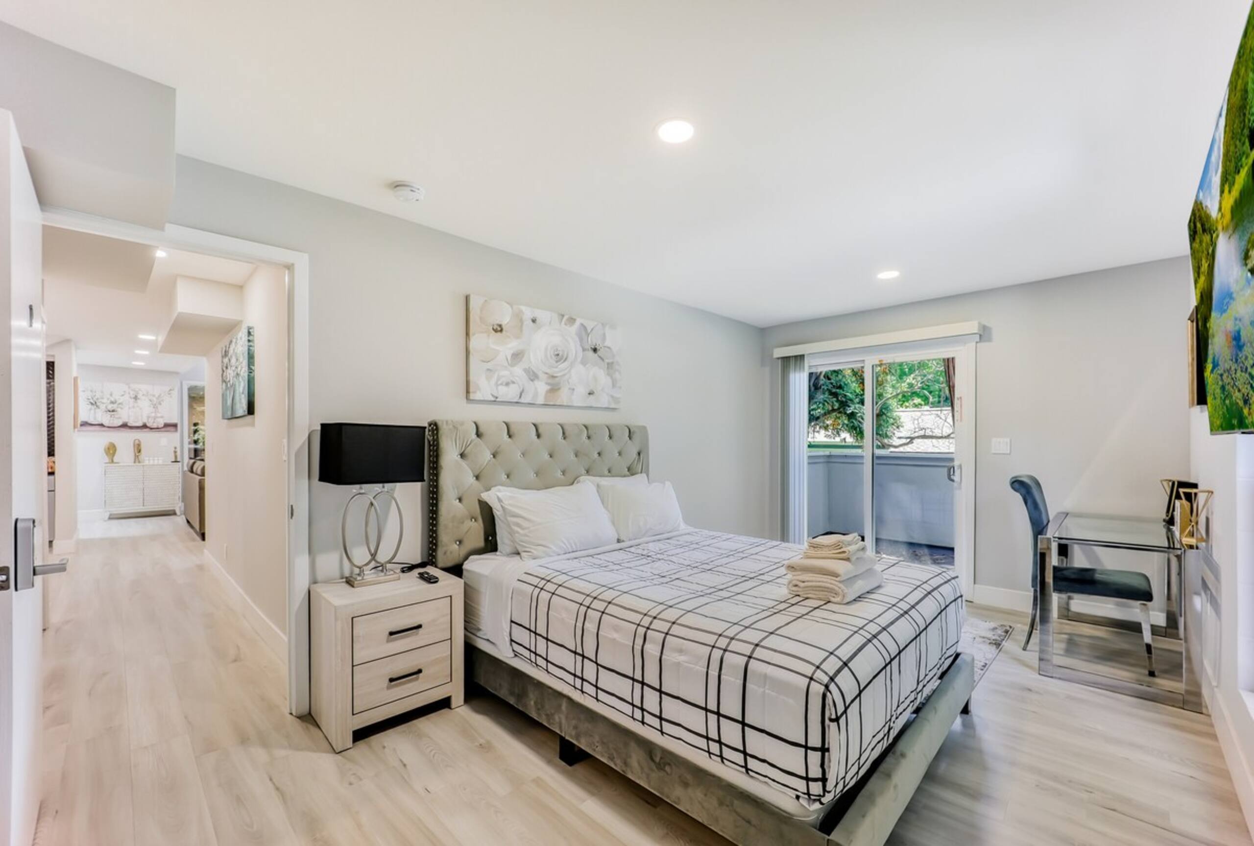 Luxury Family Home w AC and Patio near Meta and St - Photo 19