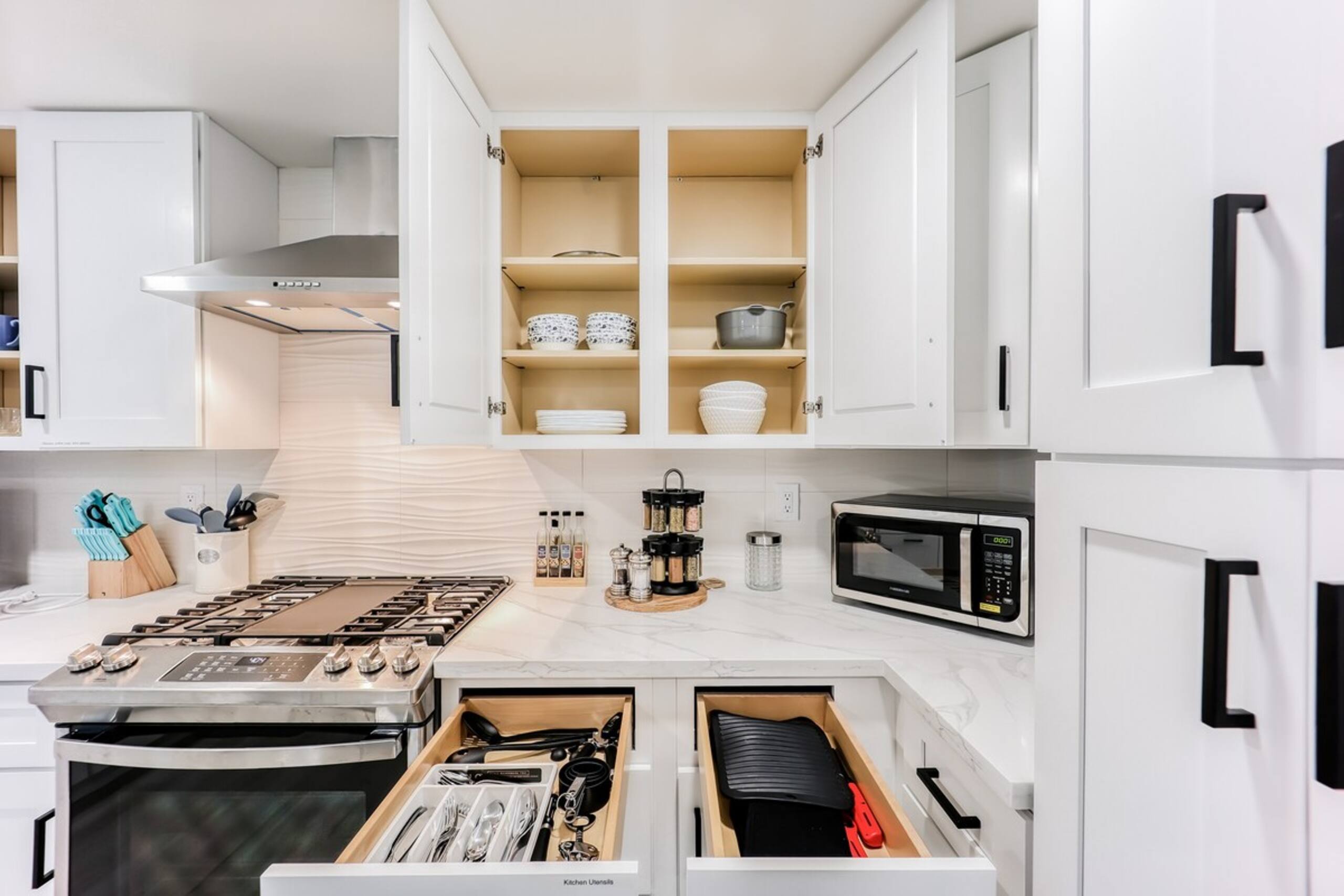 Luxury Family Home w AC and Patio near Meta and St - Photo 9