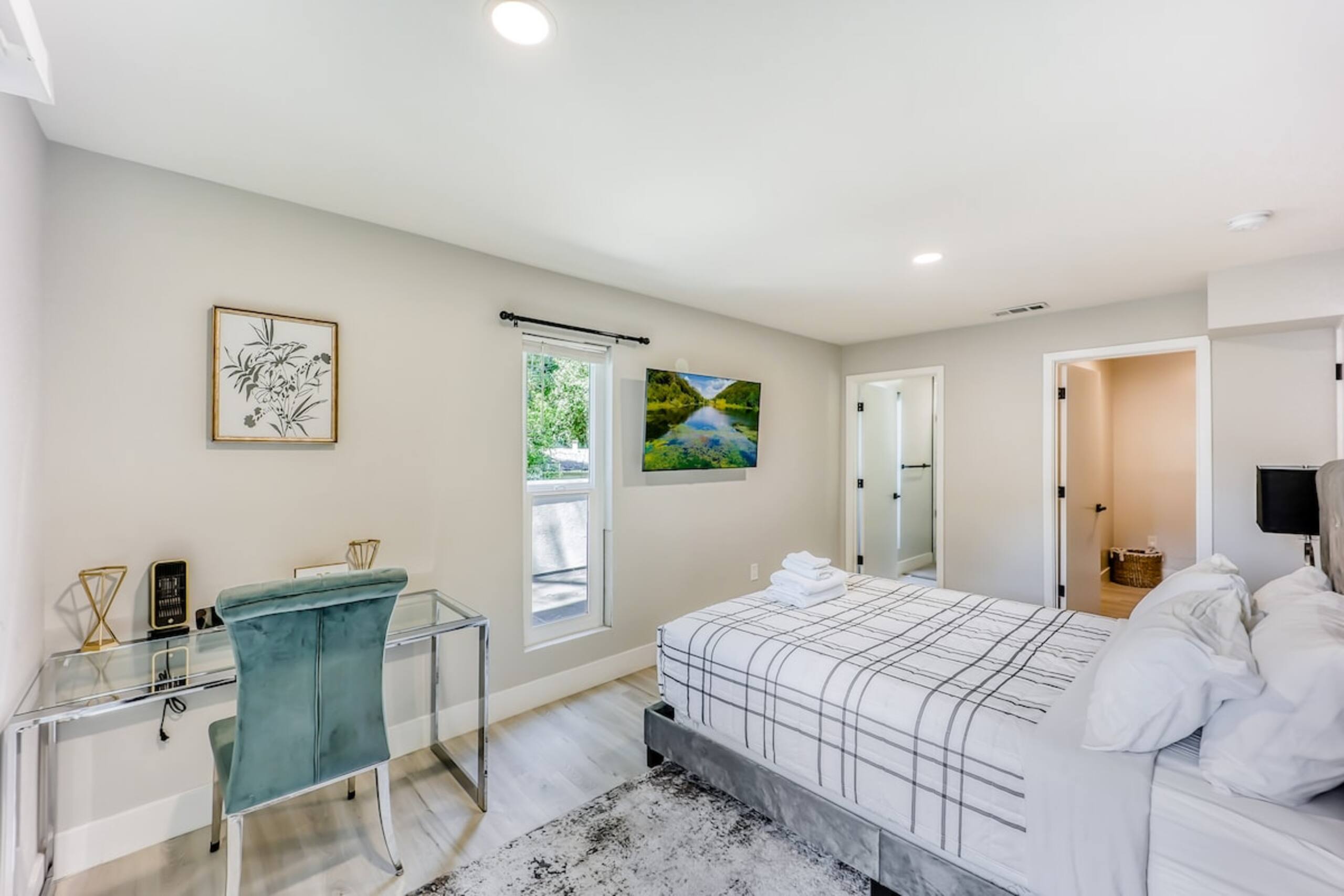 Luxury Family Home w AC and Patio near Meta and St - Photo 23