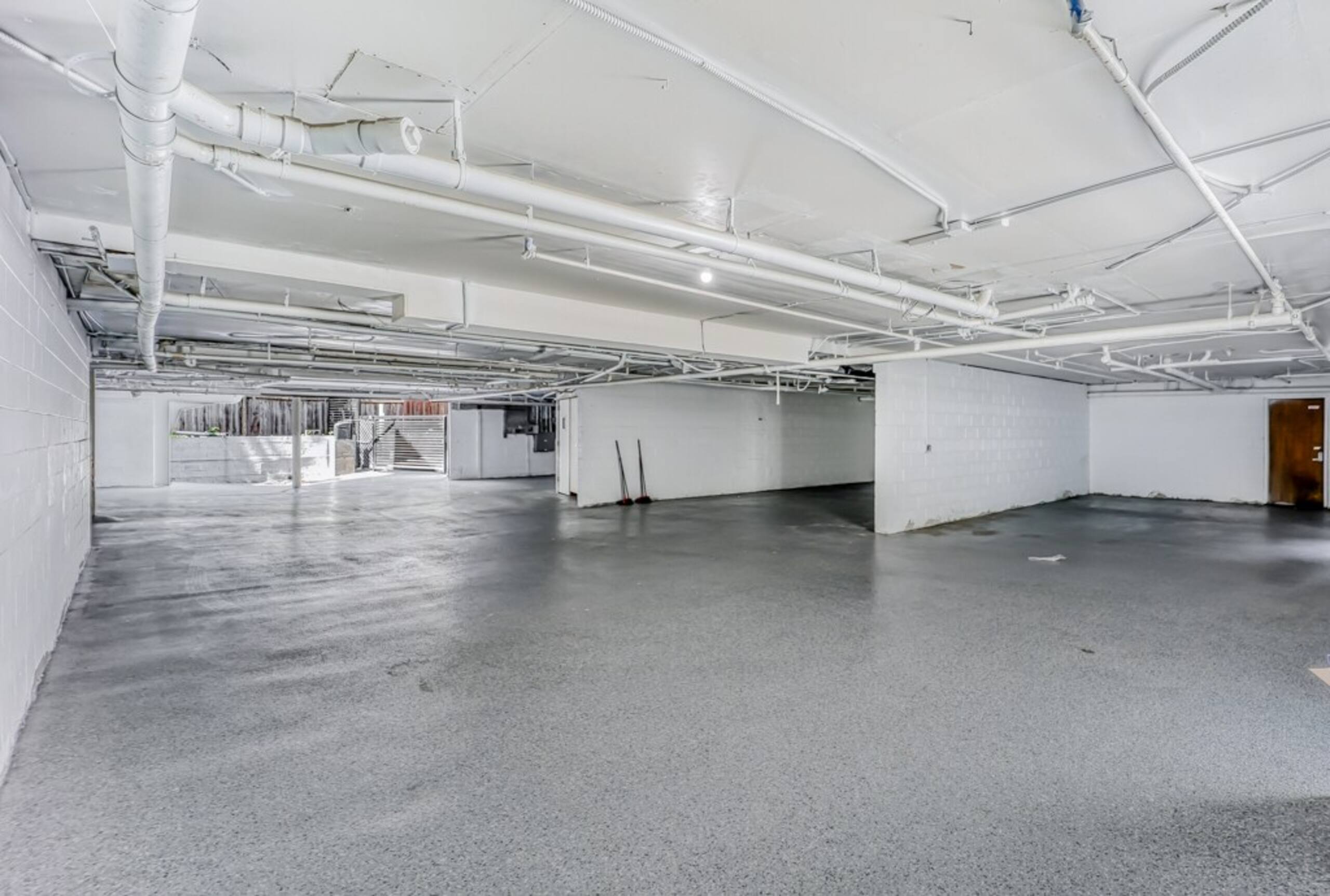 Luxury Family Home w AC and Patio near Meta and St - Photo 46