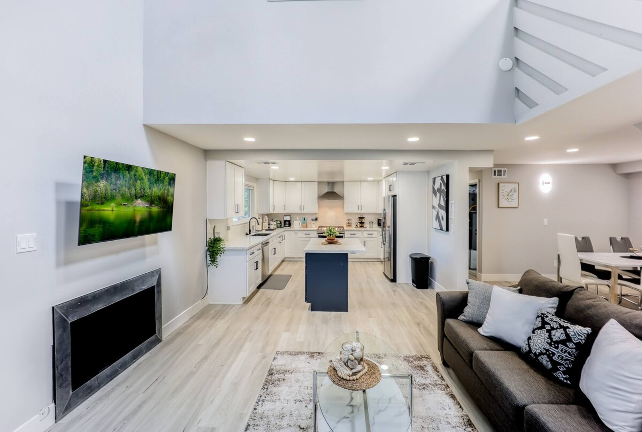Luxury Family Home w AC and Patio near Meta and St - Photo 3