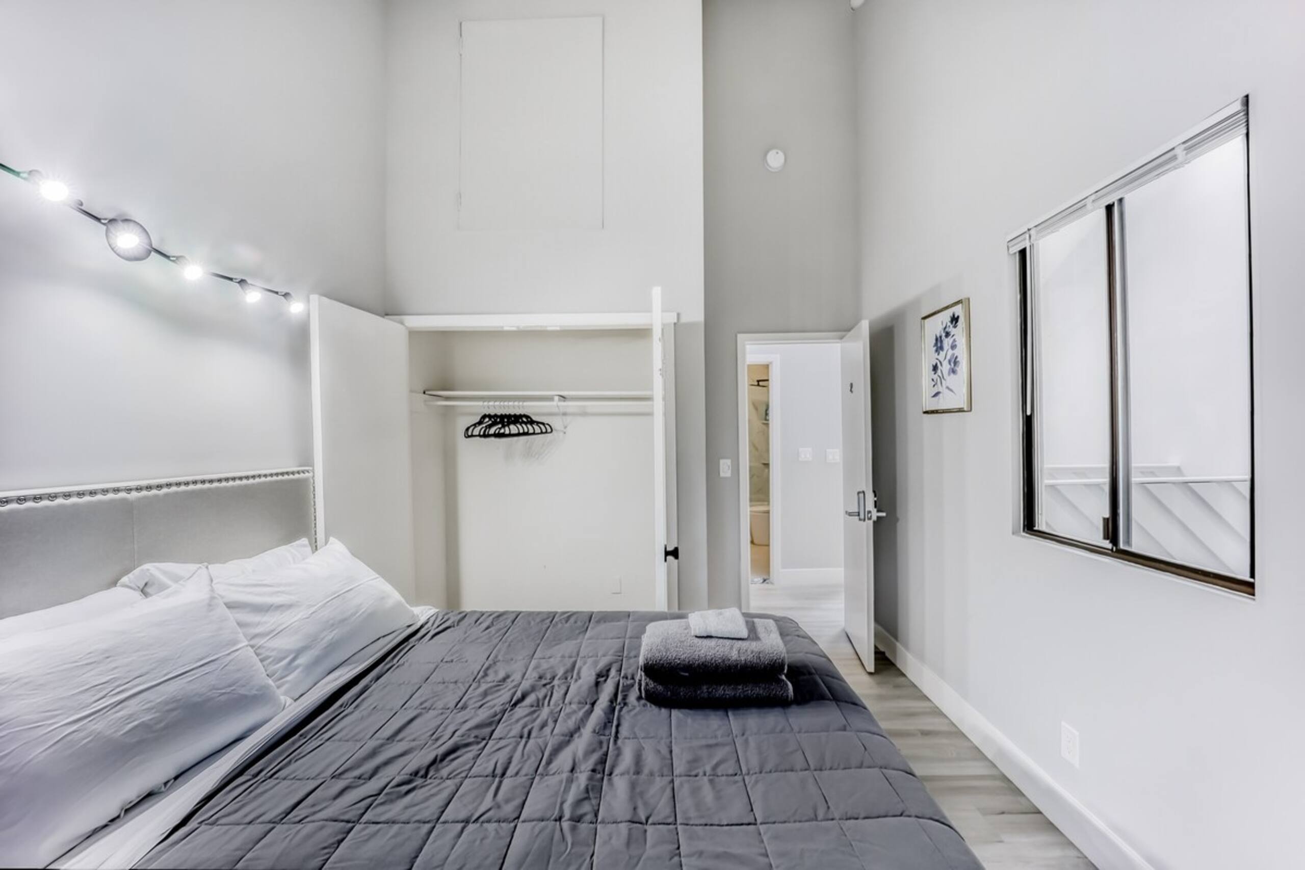 Luxury Family Home w AC and Patio near Meta and St - Photo 15