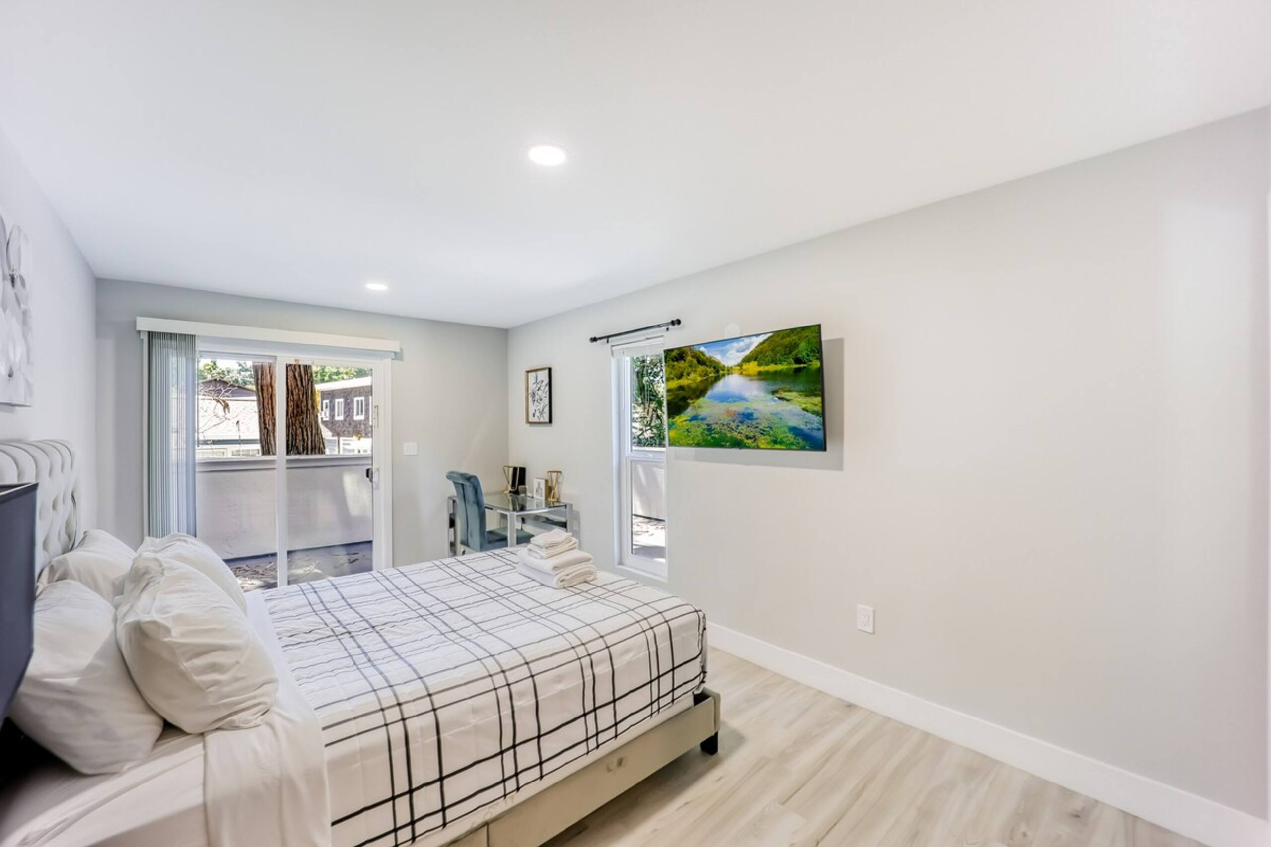 Luxury Family Home w AC and Patio near Meta and St - Photo 21