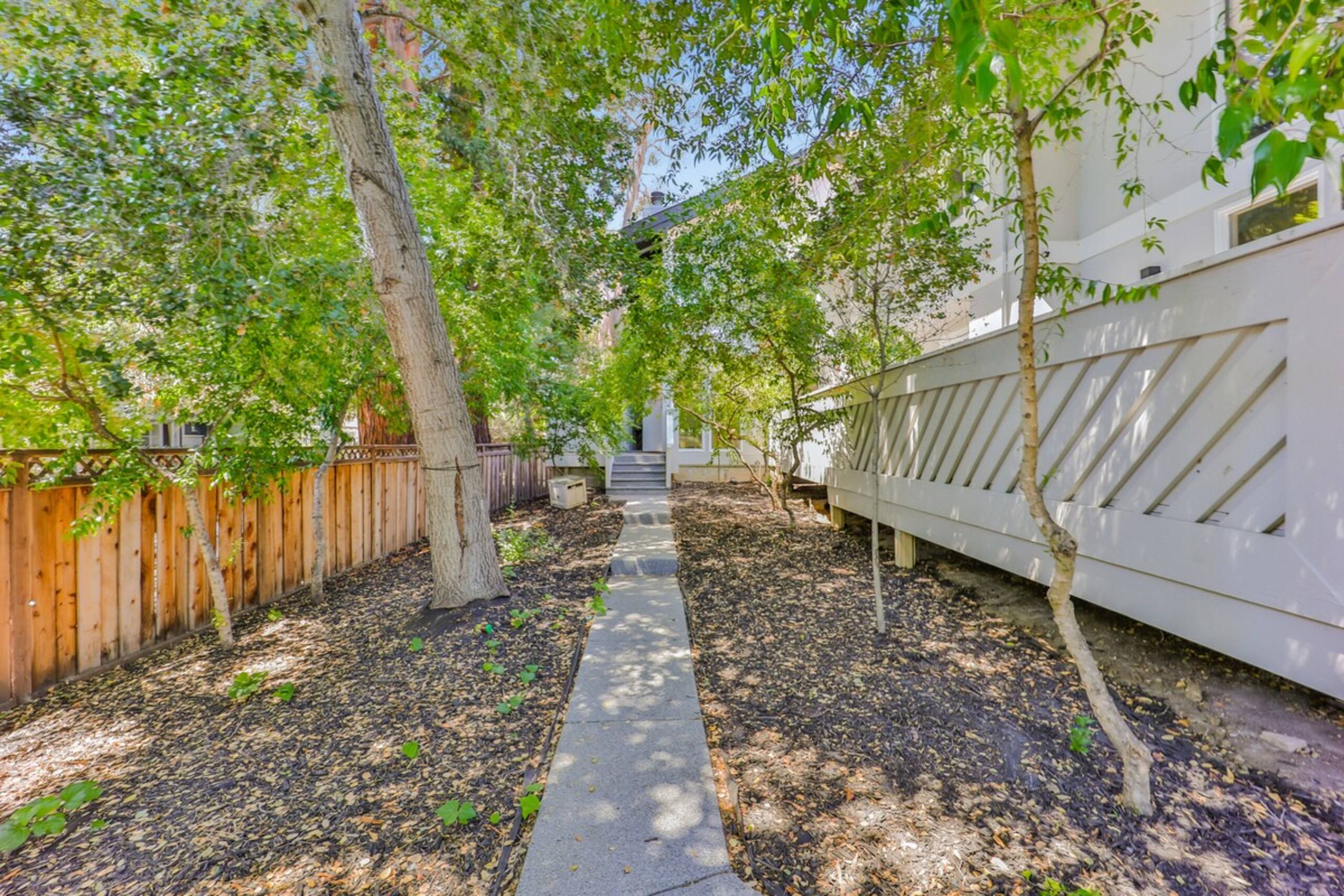 Luxury Family Home w AC and Patio near Meta and St - Photo 49