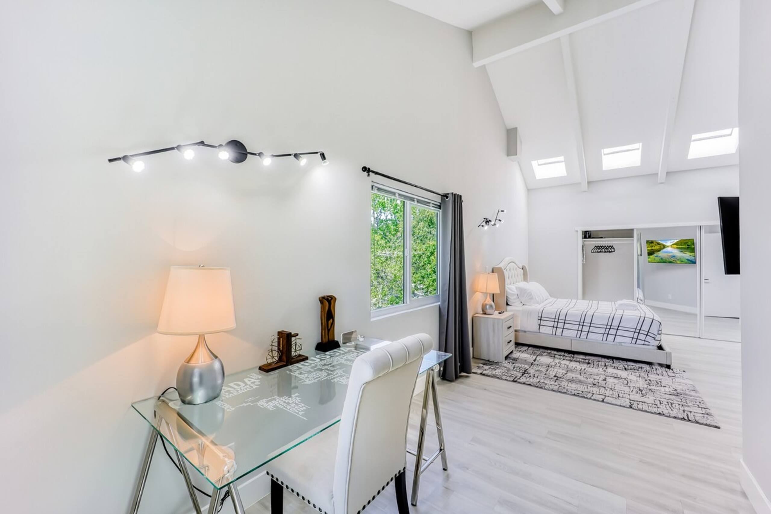 Luxury Family Home w AC and Patio near Meta and St - Photo 28