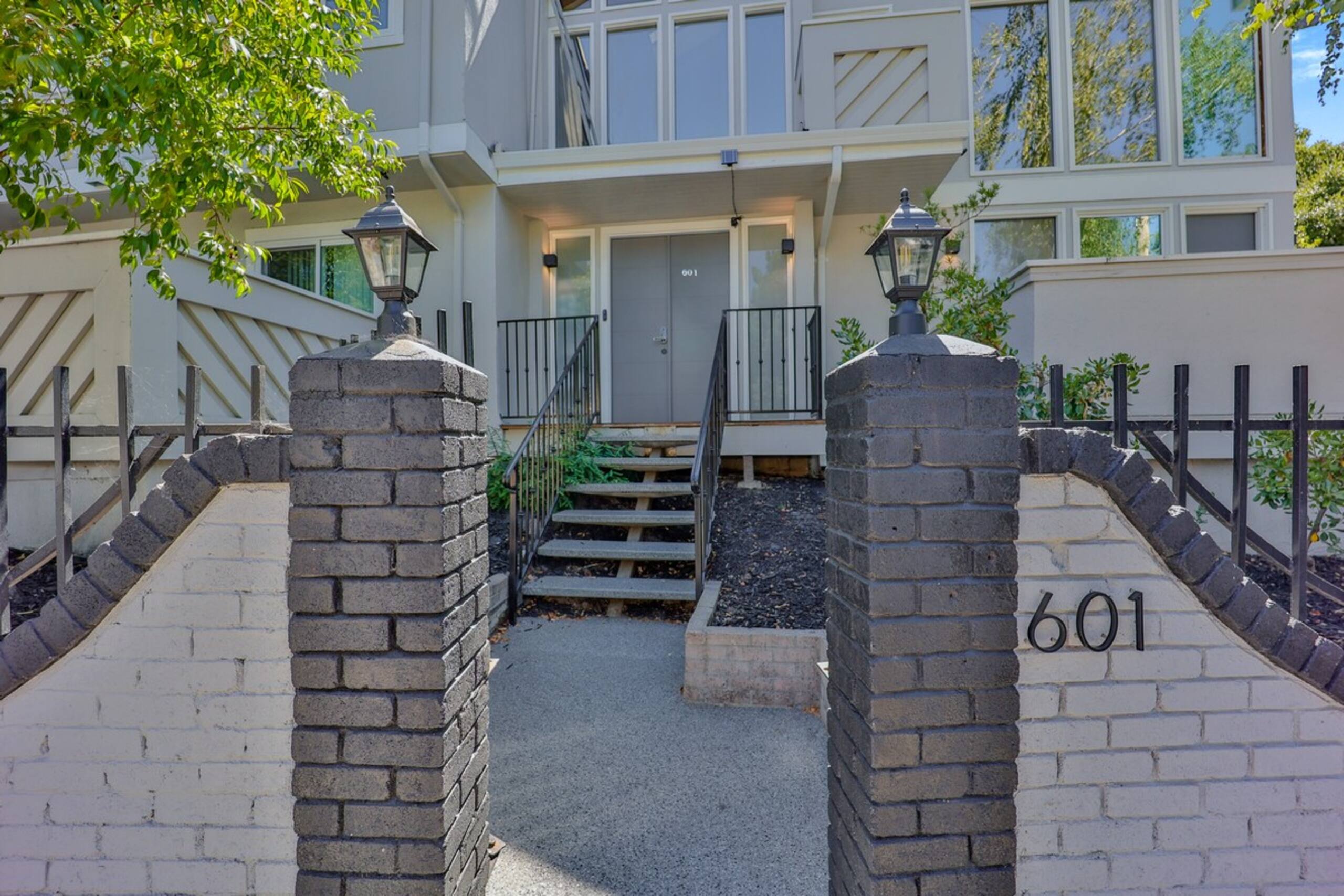 Luxury Family Home w AC and Patio near Meta and St - Photo 47