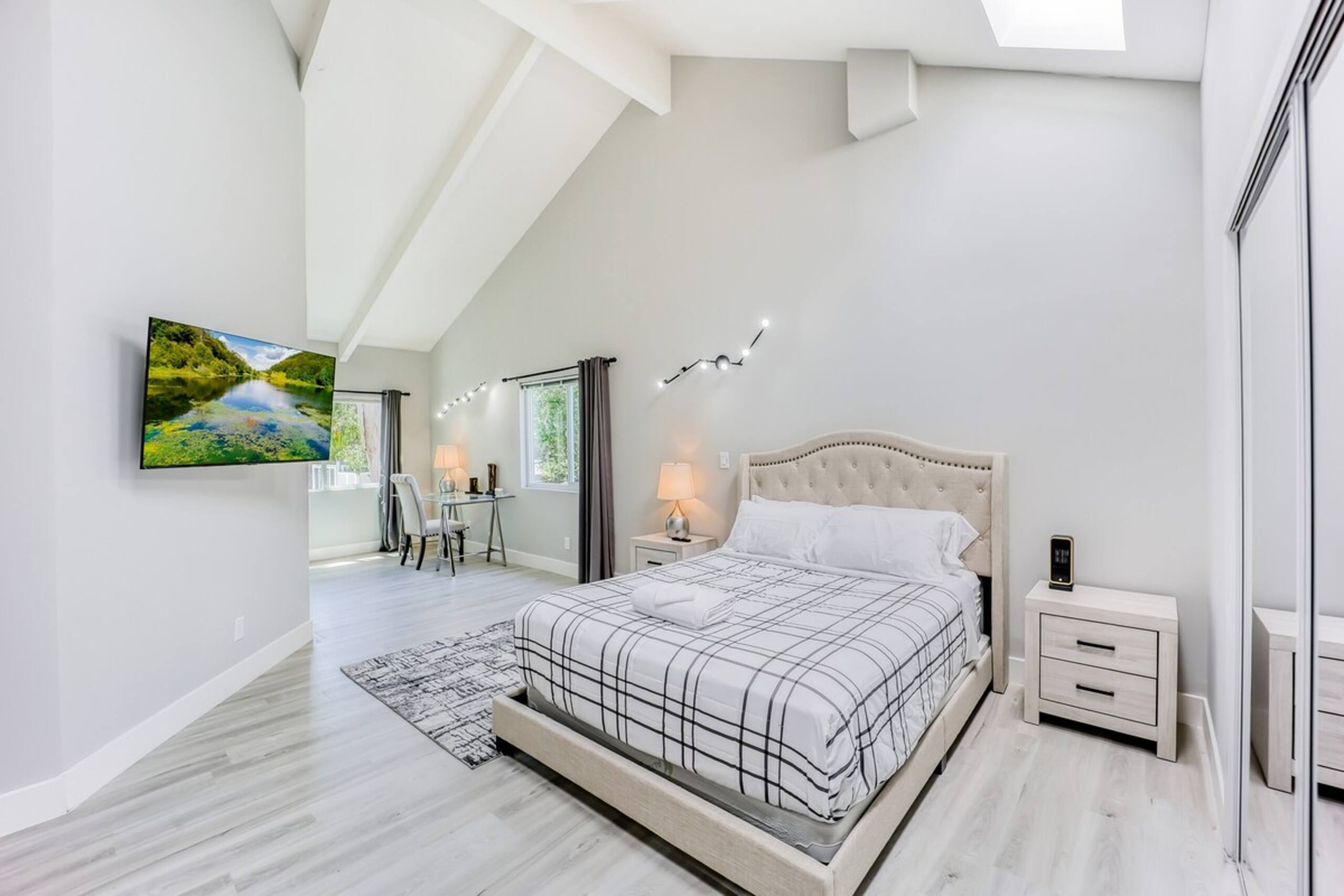 Luxury Family Home w AC and Patio near Meta and St - Photo 24