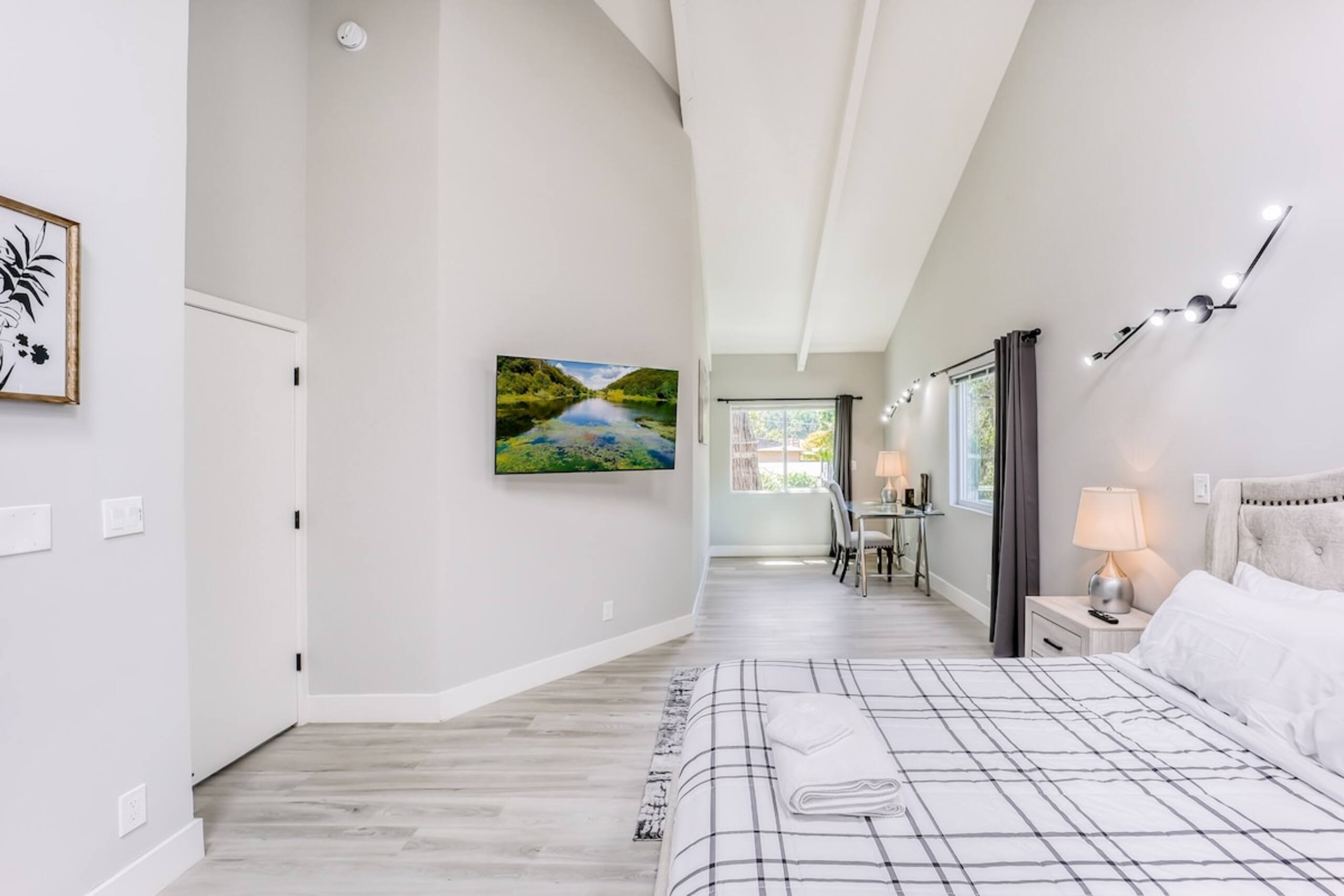 Luxury Family Home w AC and Patio near Meta and St - Photo 27