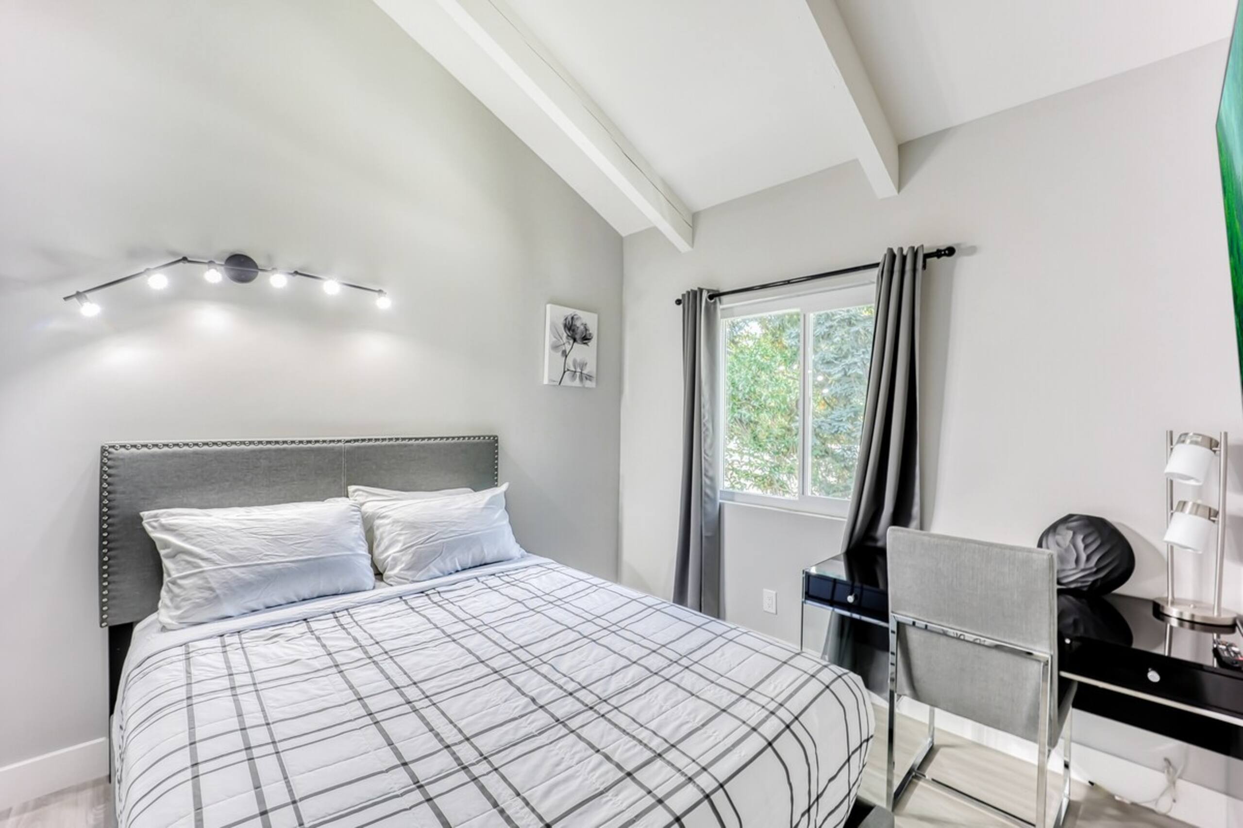 Luxury Family Home w AC and Patio near Meta and St - Photo 20