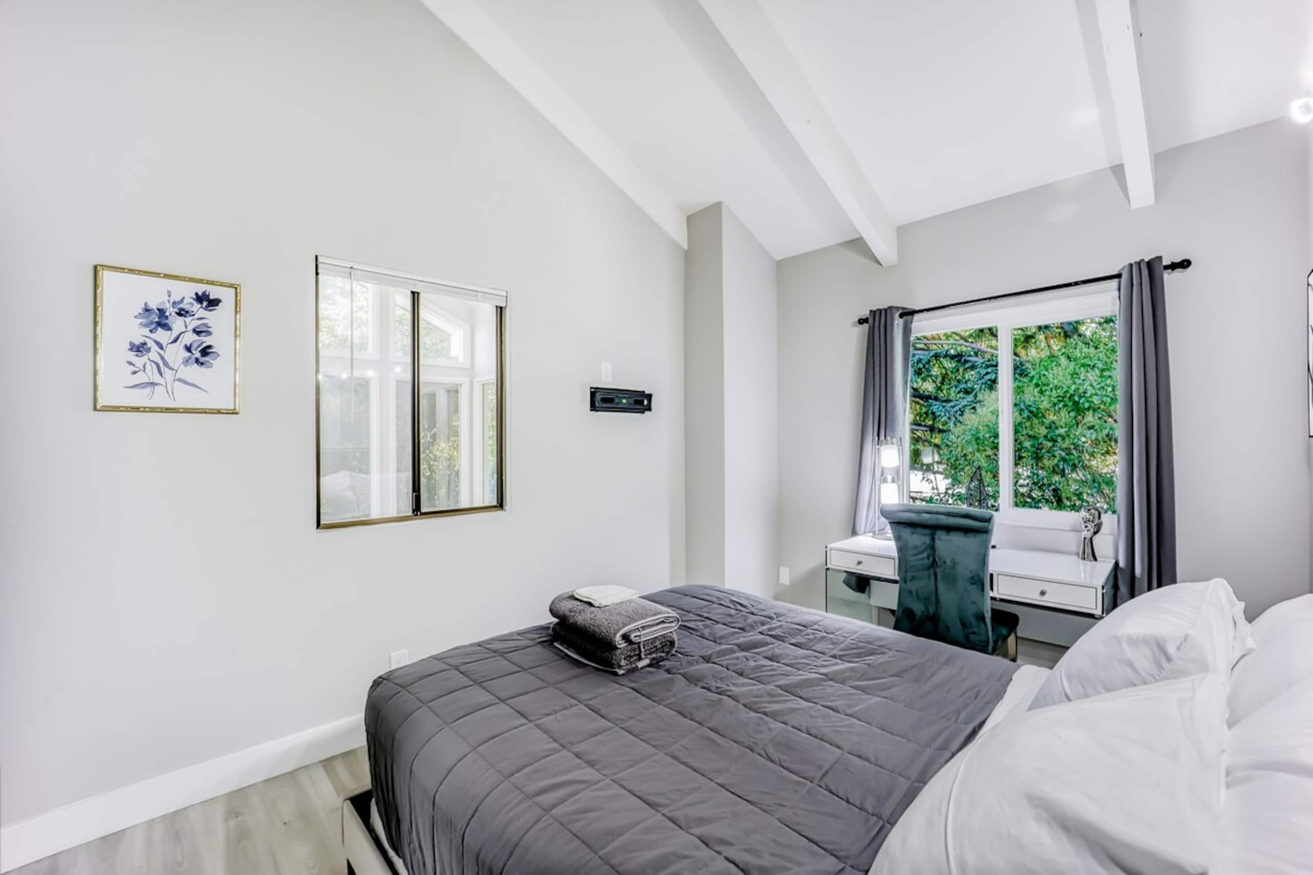 Luxury Family Home w AC and Patio near Meta and St - Photo 13