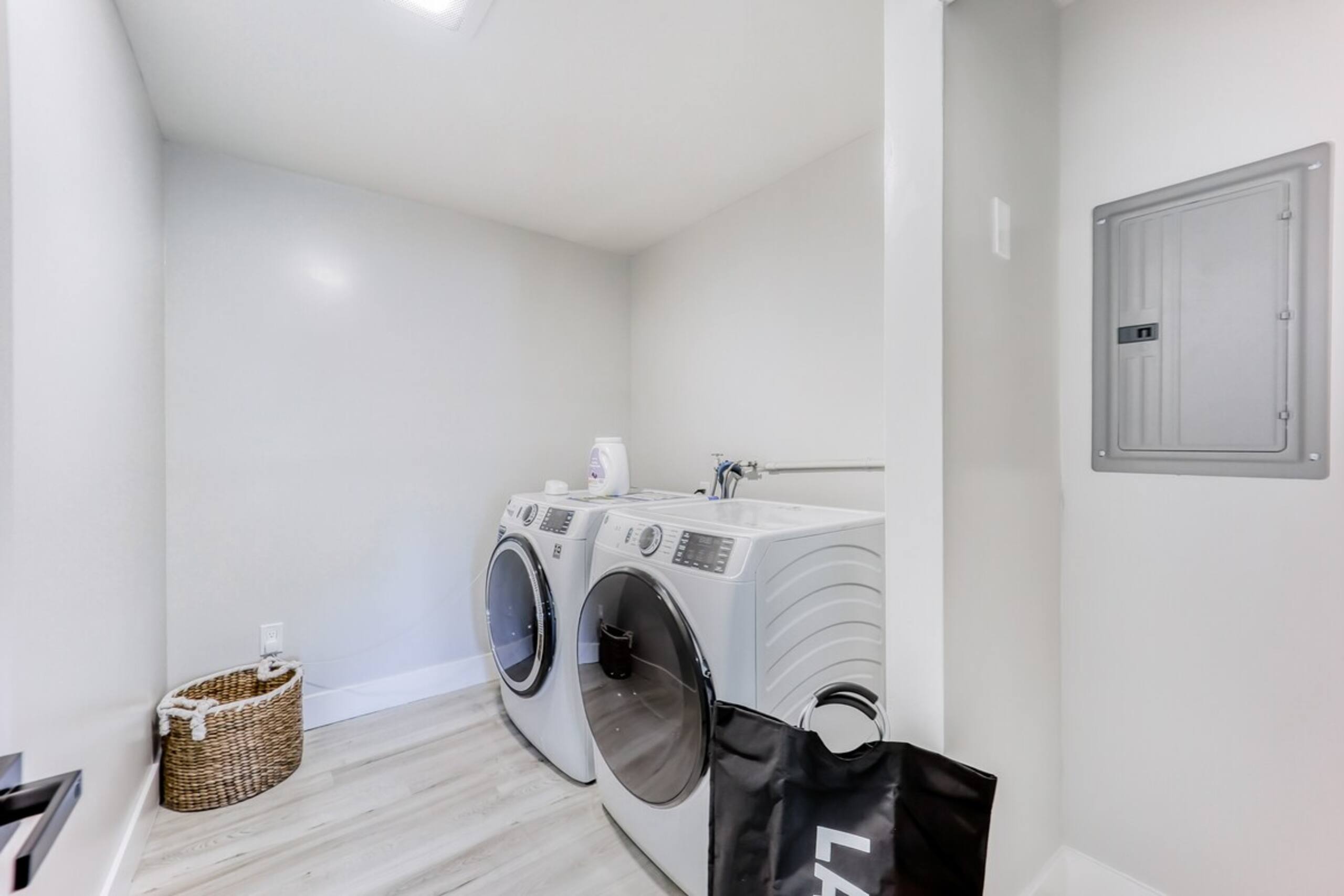 Luxury Family Home w AC and Patio near Meta and St - Photo 40