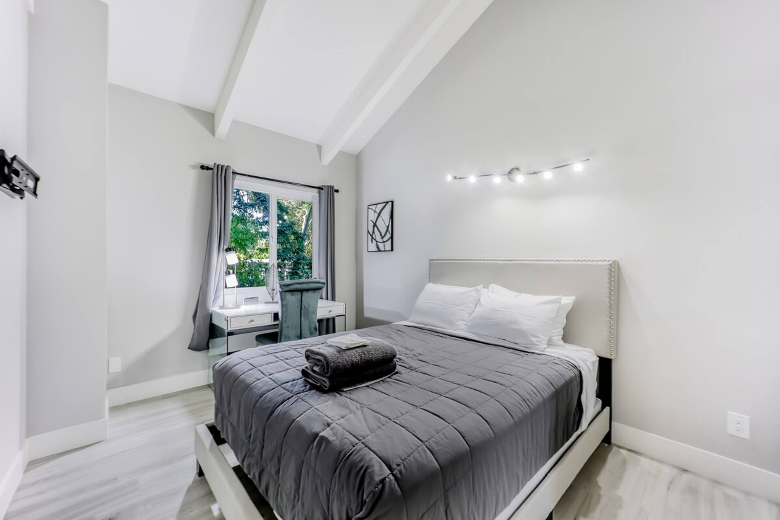 Luxury Family Home w AC and Patio near Meta and St - Photo 11