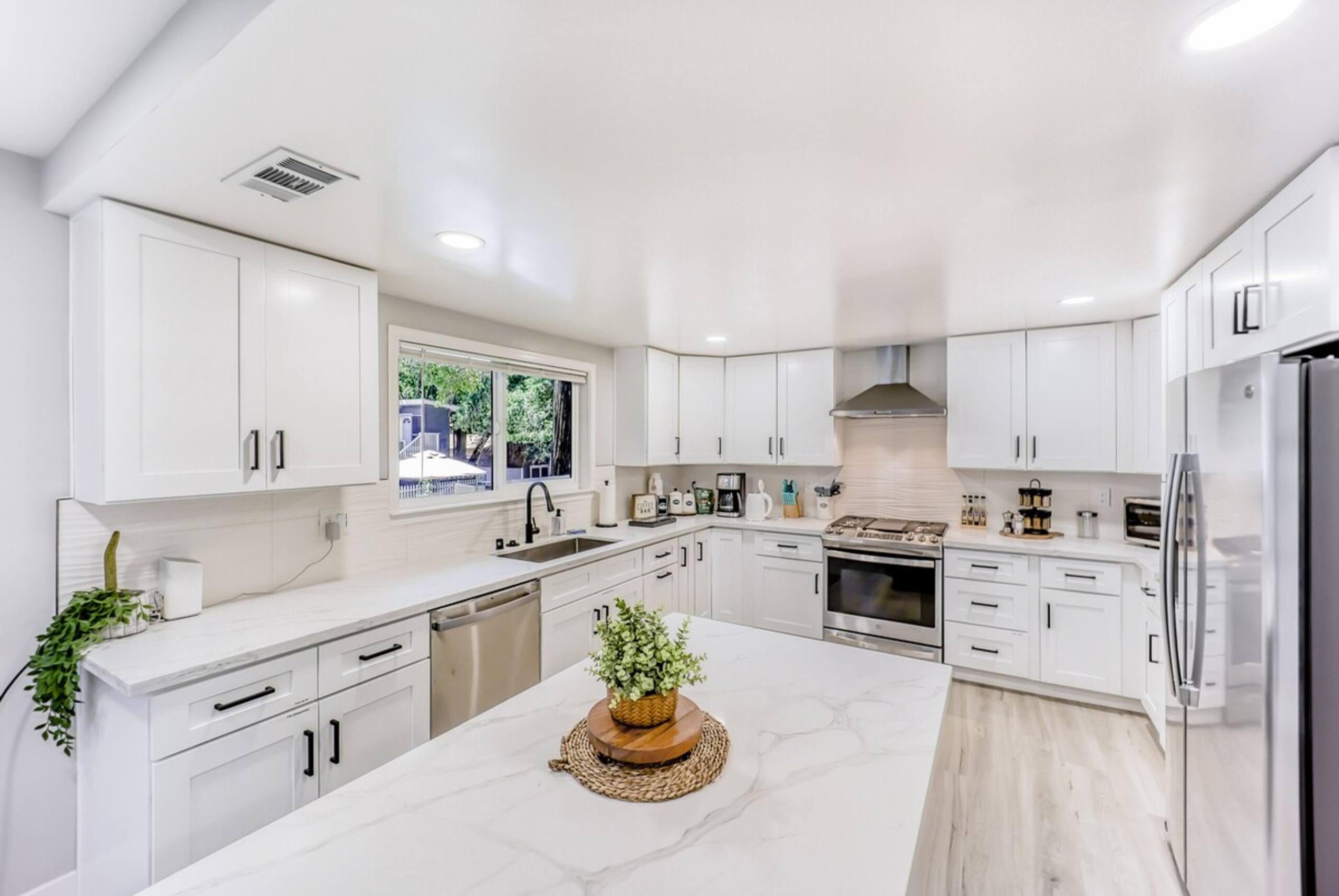 Luxury Family Home w AC and Patio near Meta and St - Photo 6