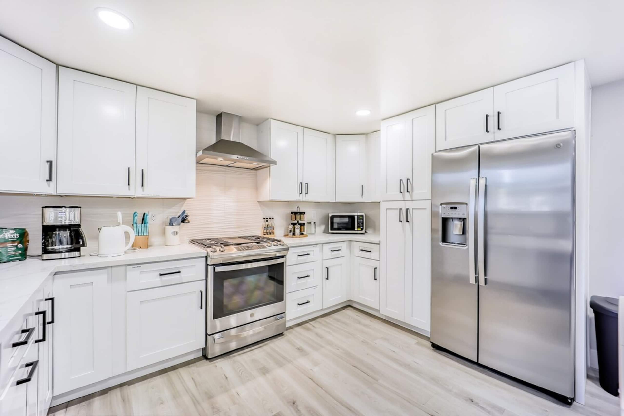 Luxury Family Home w AC and Patio near Meta and St - Photo 4