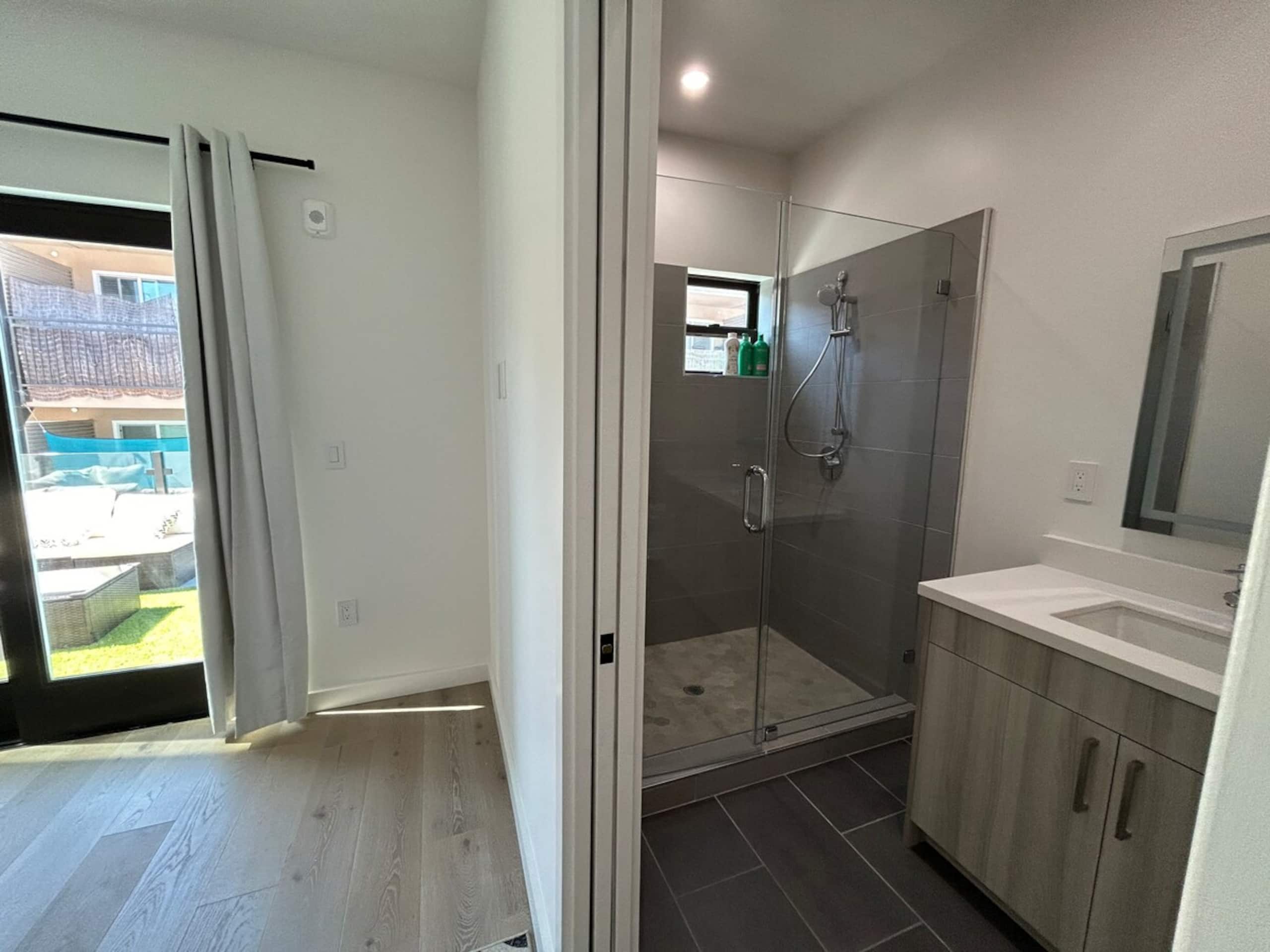 Sleek New Townhouse Balcony & Private Garage - Photo 6
