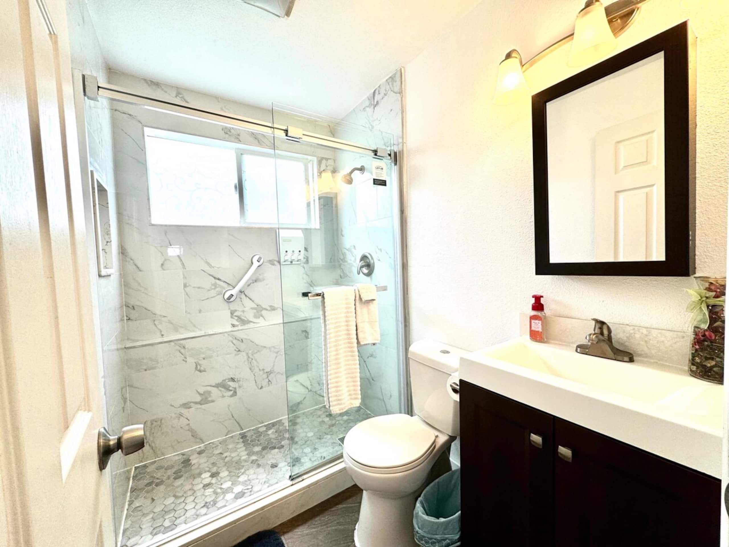 2BR Coastal Retreat, Quiet, Safe Area, Parking - Photo 11