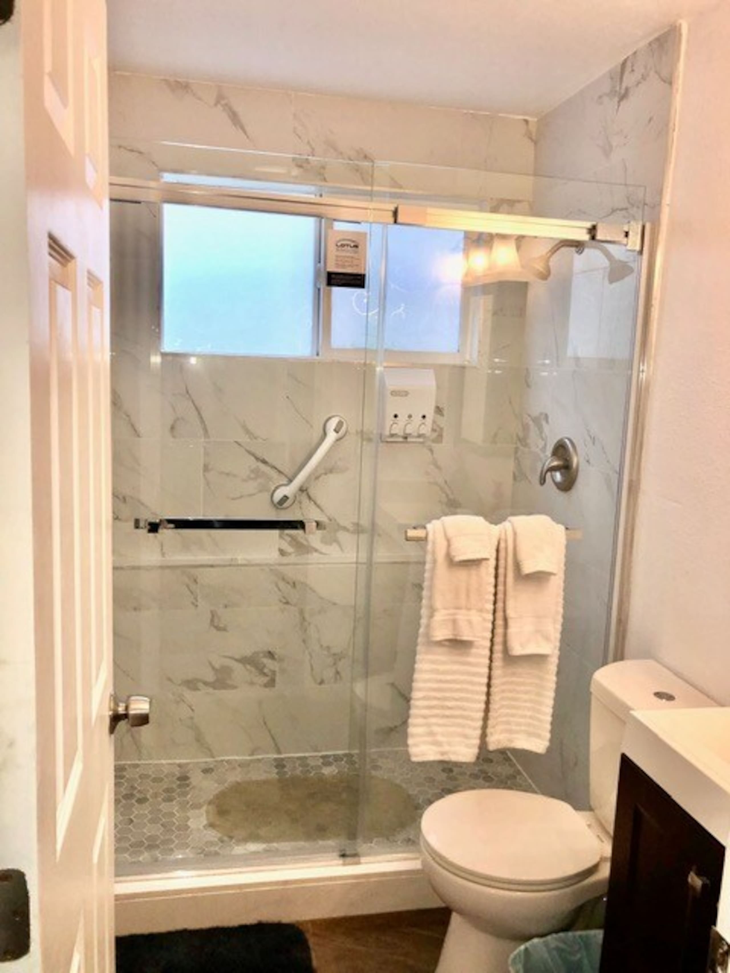 2BR Coastal Retreat, Quiet, Safe Area, Parking - Photo 14