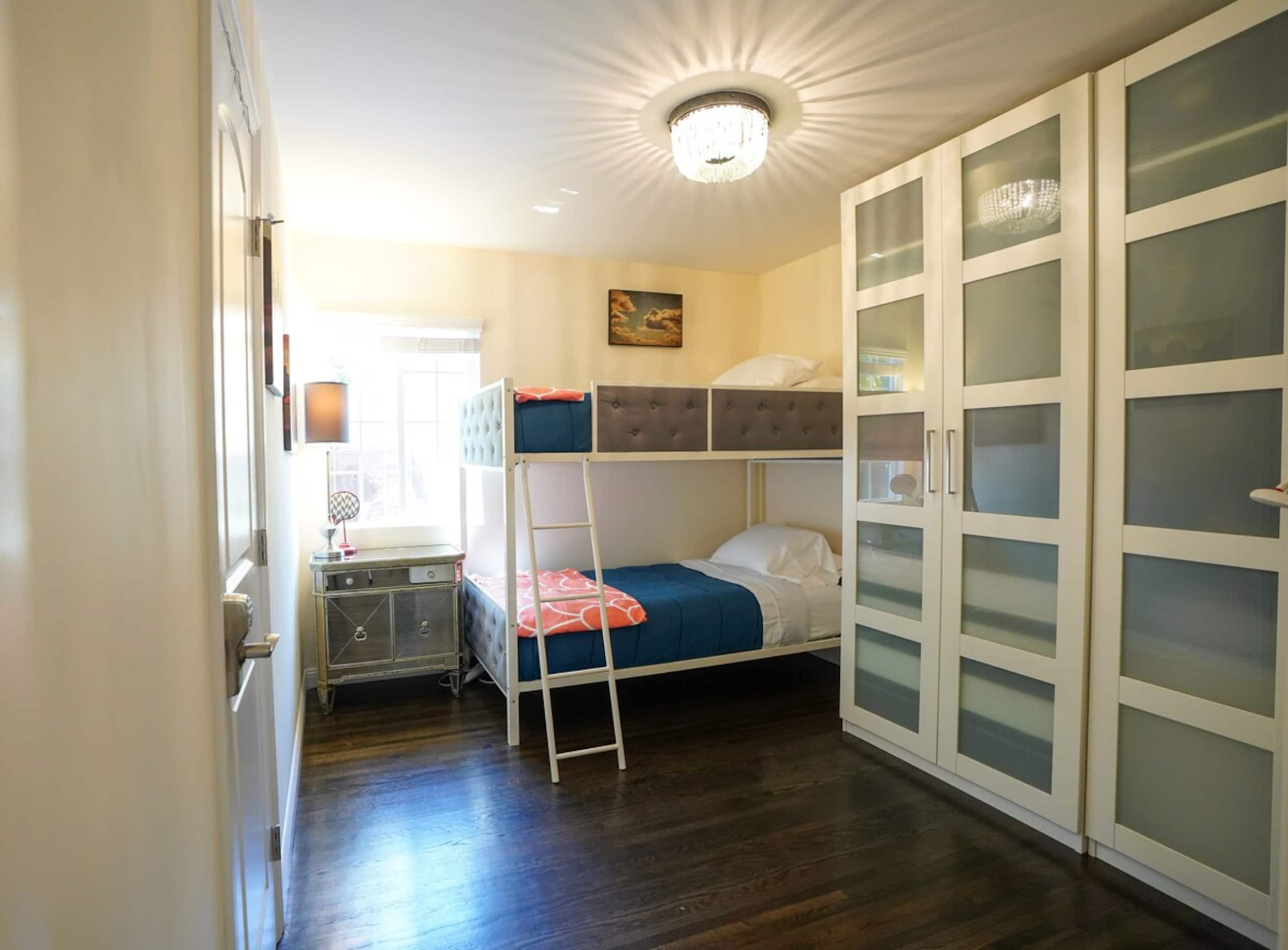 Bright & Cheery 3Bd 2Bath Easy Walk to Downtown - Photo 17