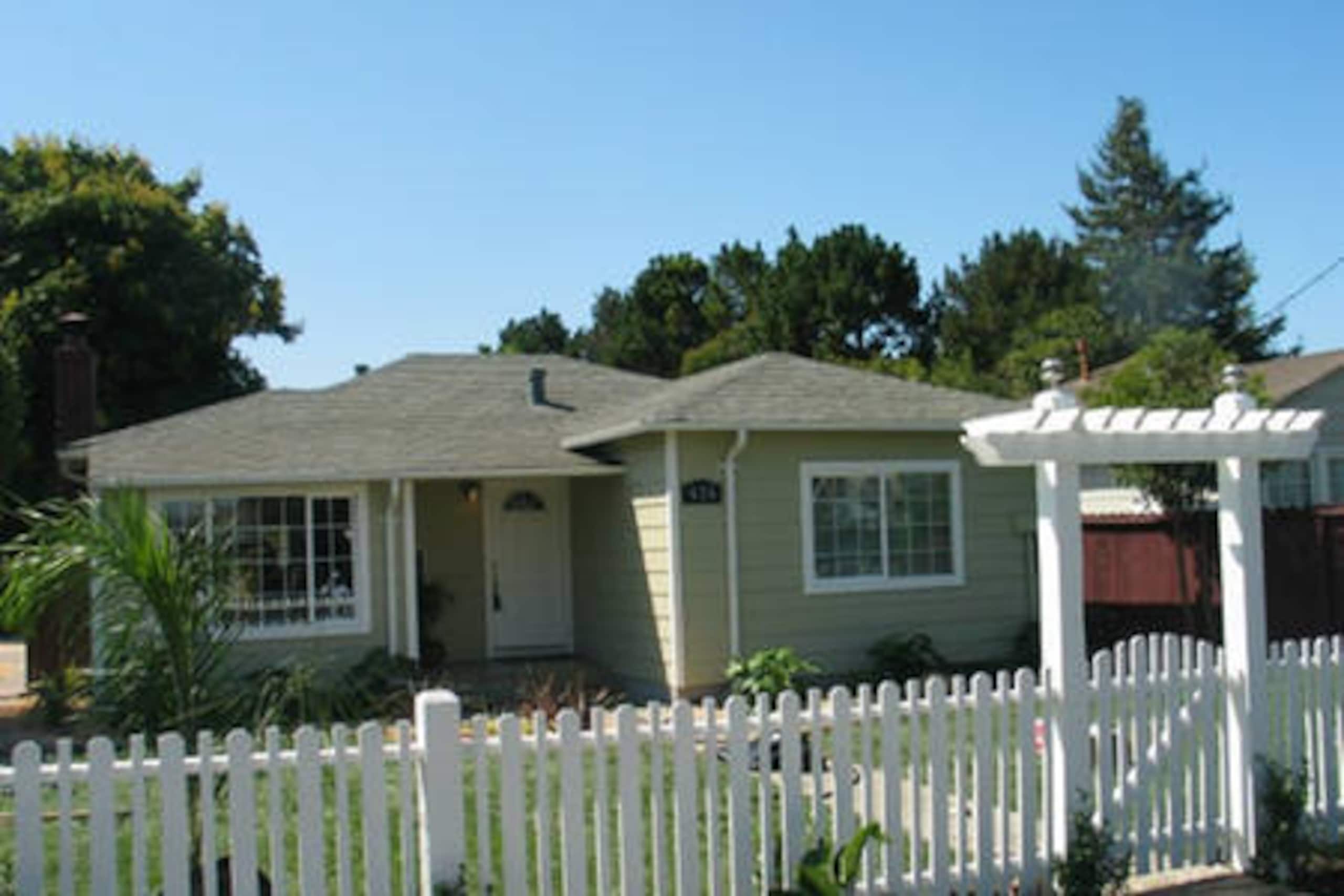 Bright & Cheery 3Bd 2Bath Easy Walk to Downtown - Photo 16