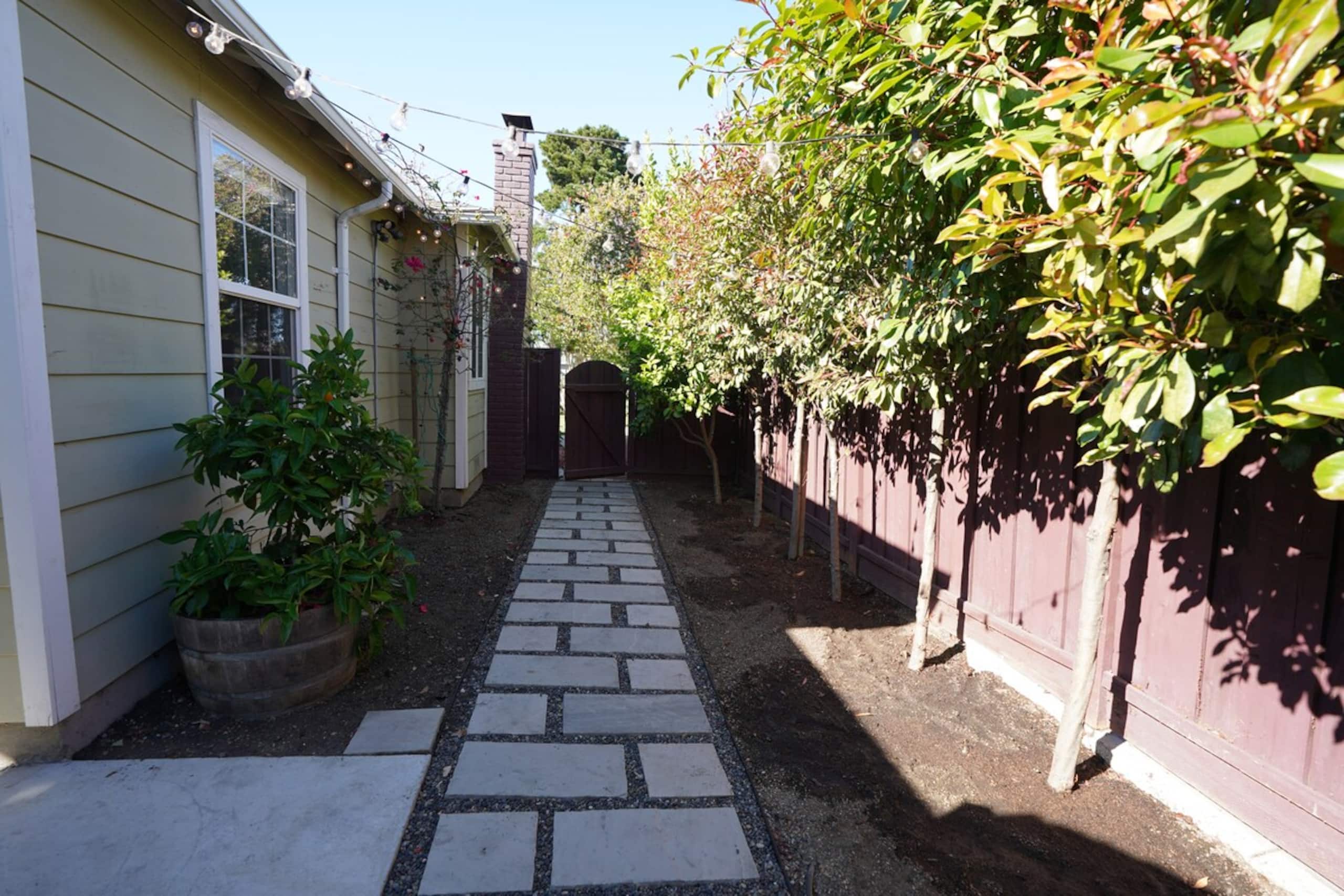 Bright & Cheery 3Bd 2Bath Easy Walk to Downtown - Photo 18