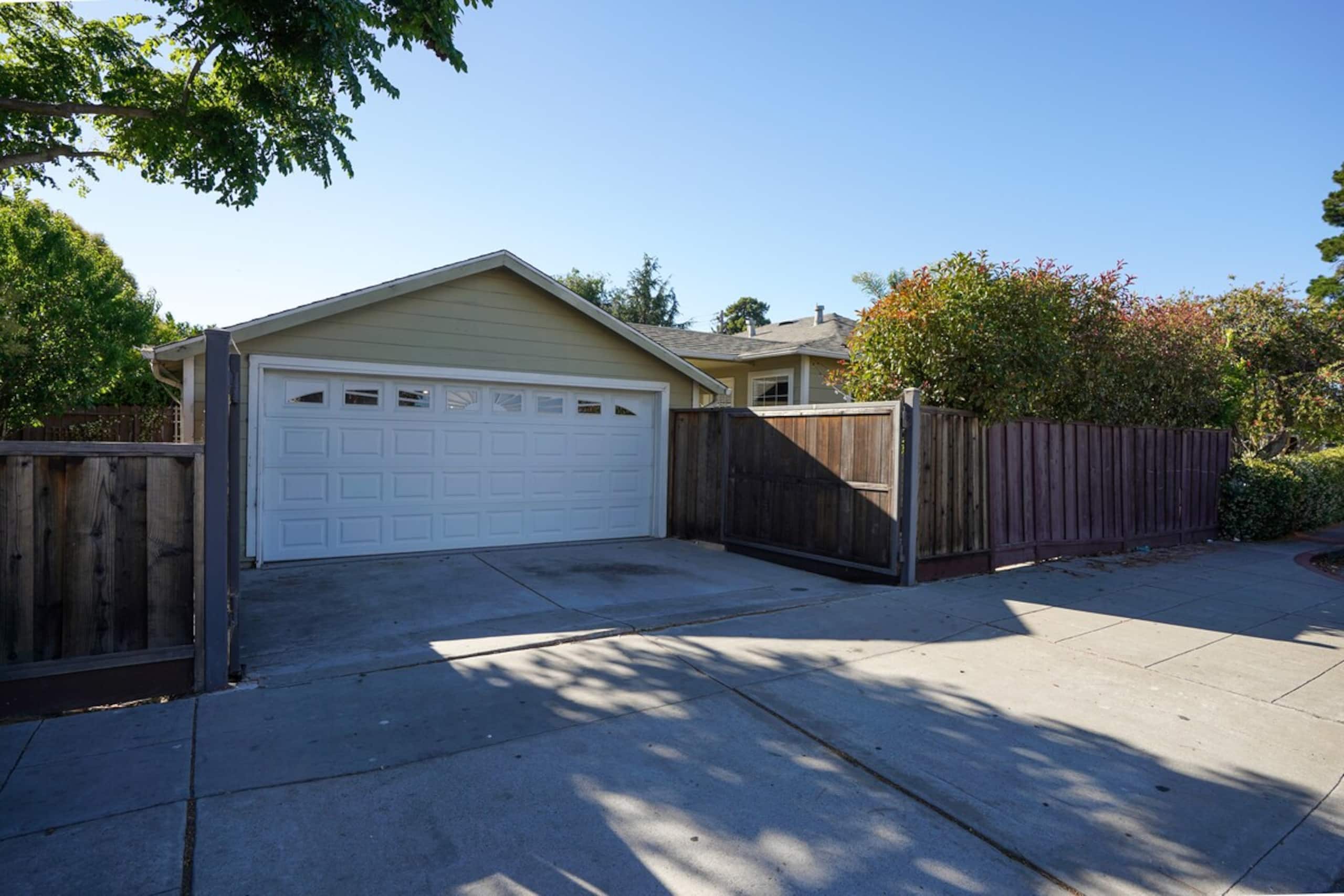 Bright & Cheery 3Bd 2Bath Easy Walk to Downtown - Photo 21