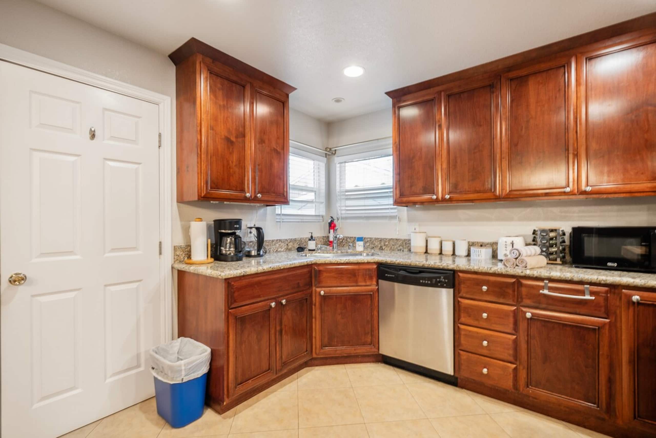 Charming Home w/ orange backyard in Redwood City - Photo 30