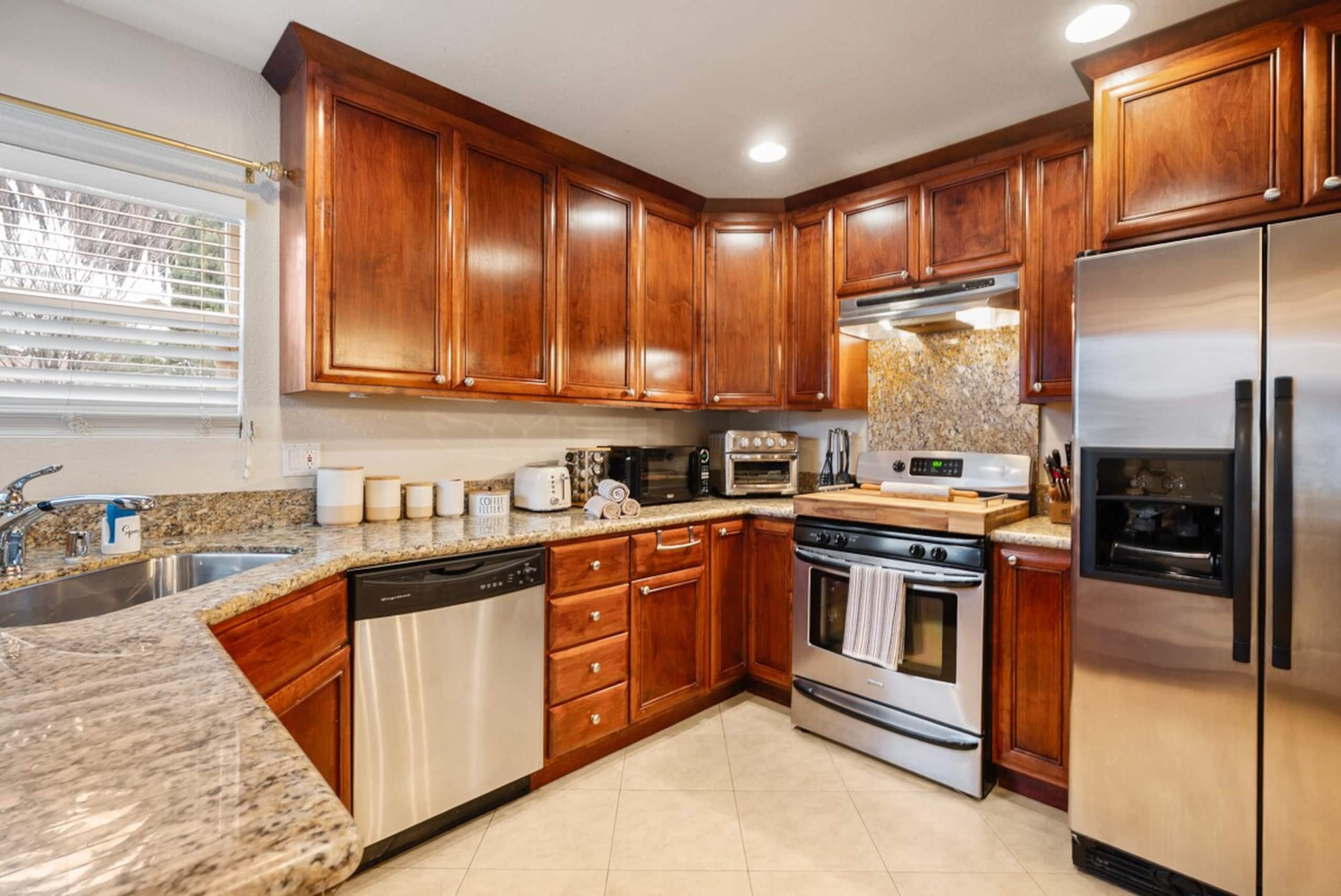 Charming Home w/ orange backyard in Redwood City - Photo 18