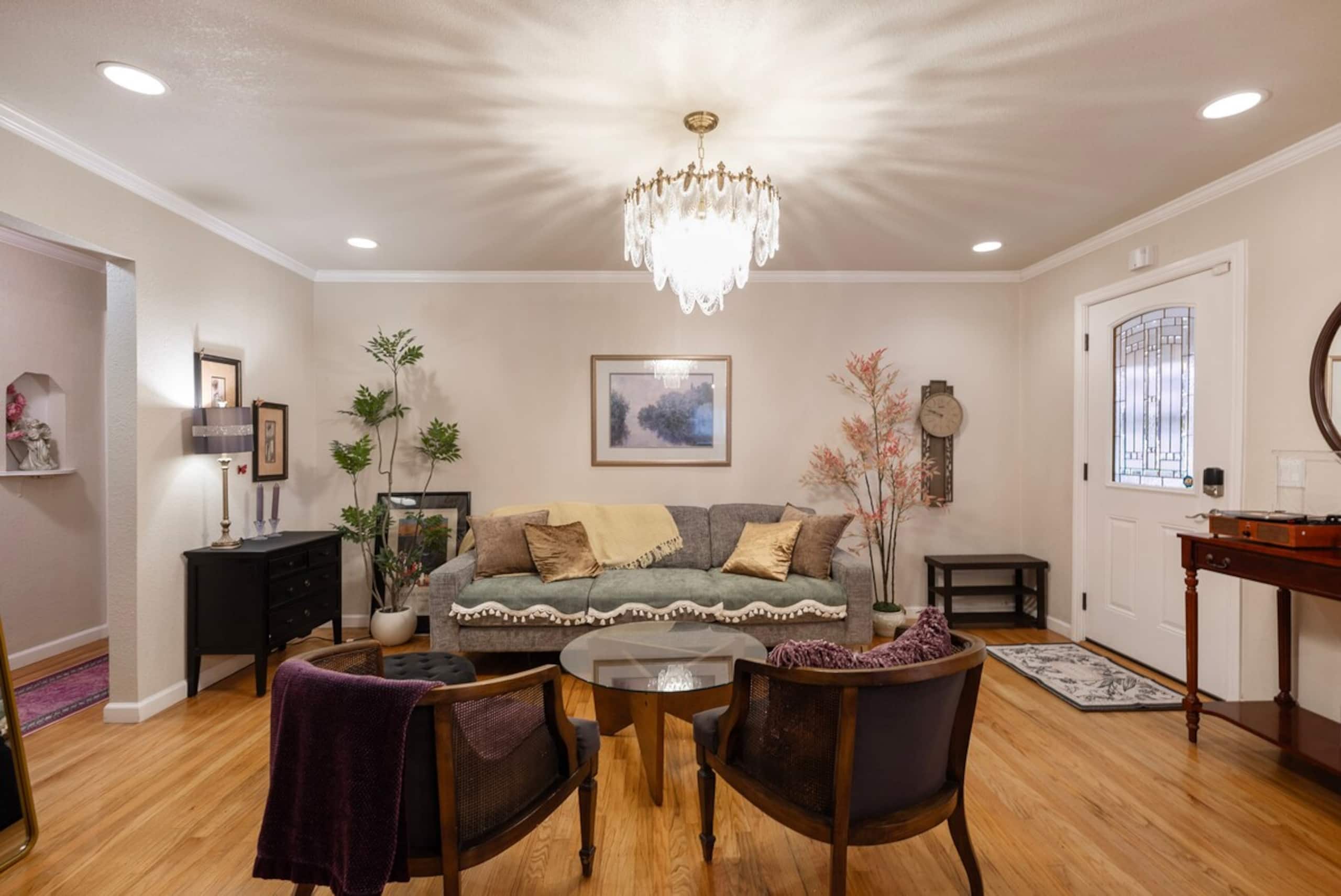 Charming Home w/ orange backyard in Redwood City - Photo 3