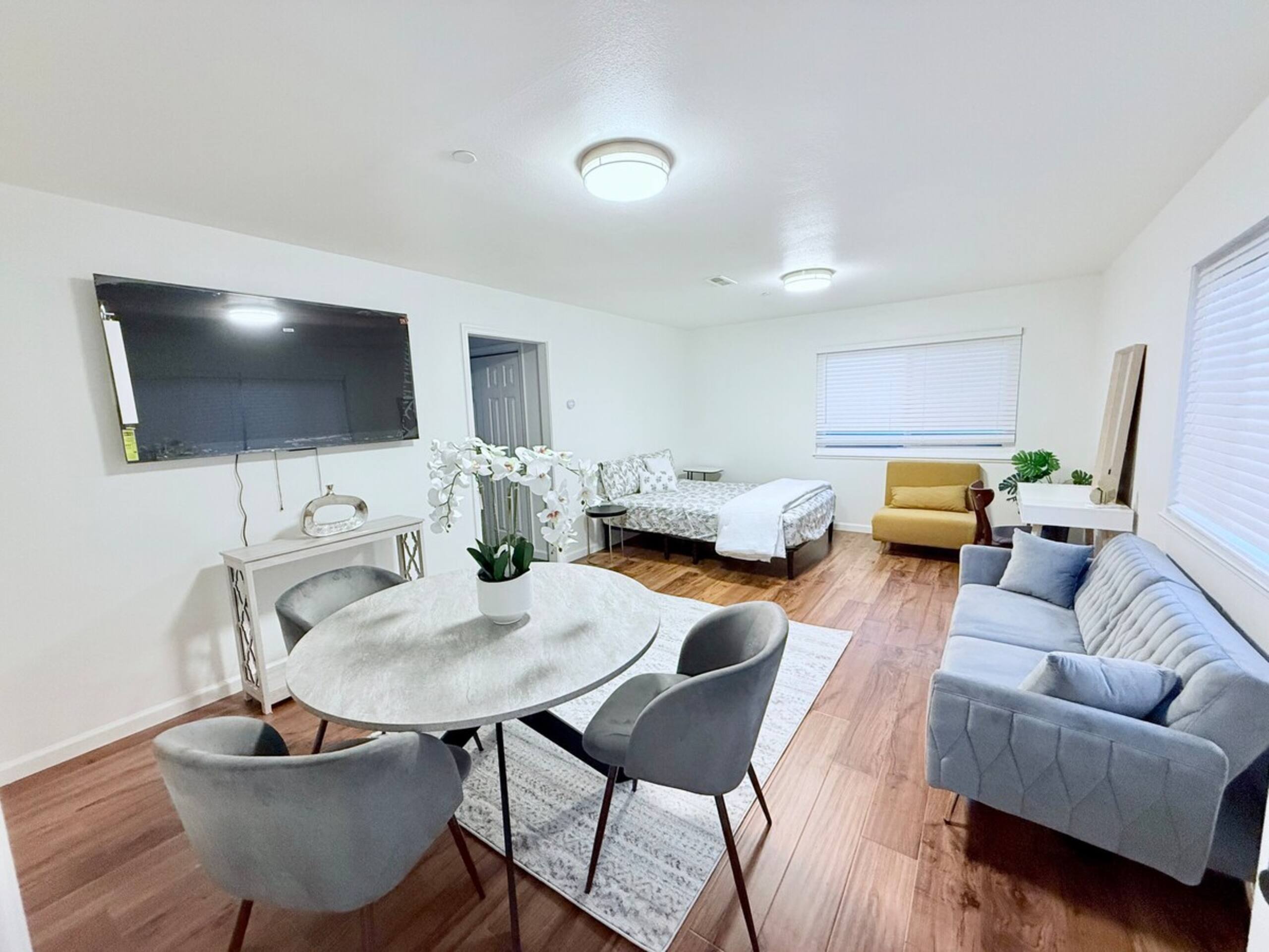 Modern & Cozy Home in Tech Hub - Photo 9