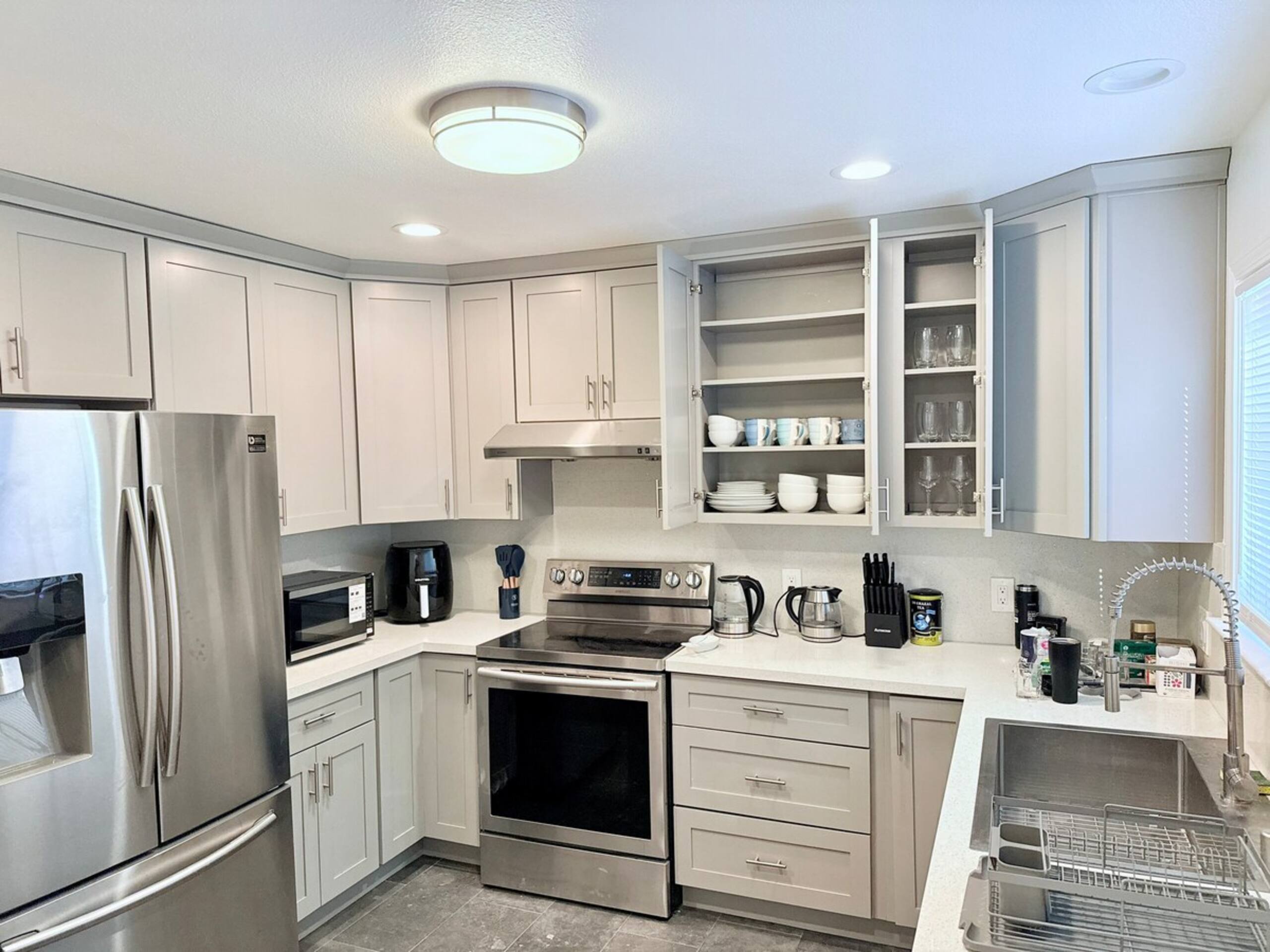 Modern & Cozy Home in Tech Hub - Photo 6