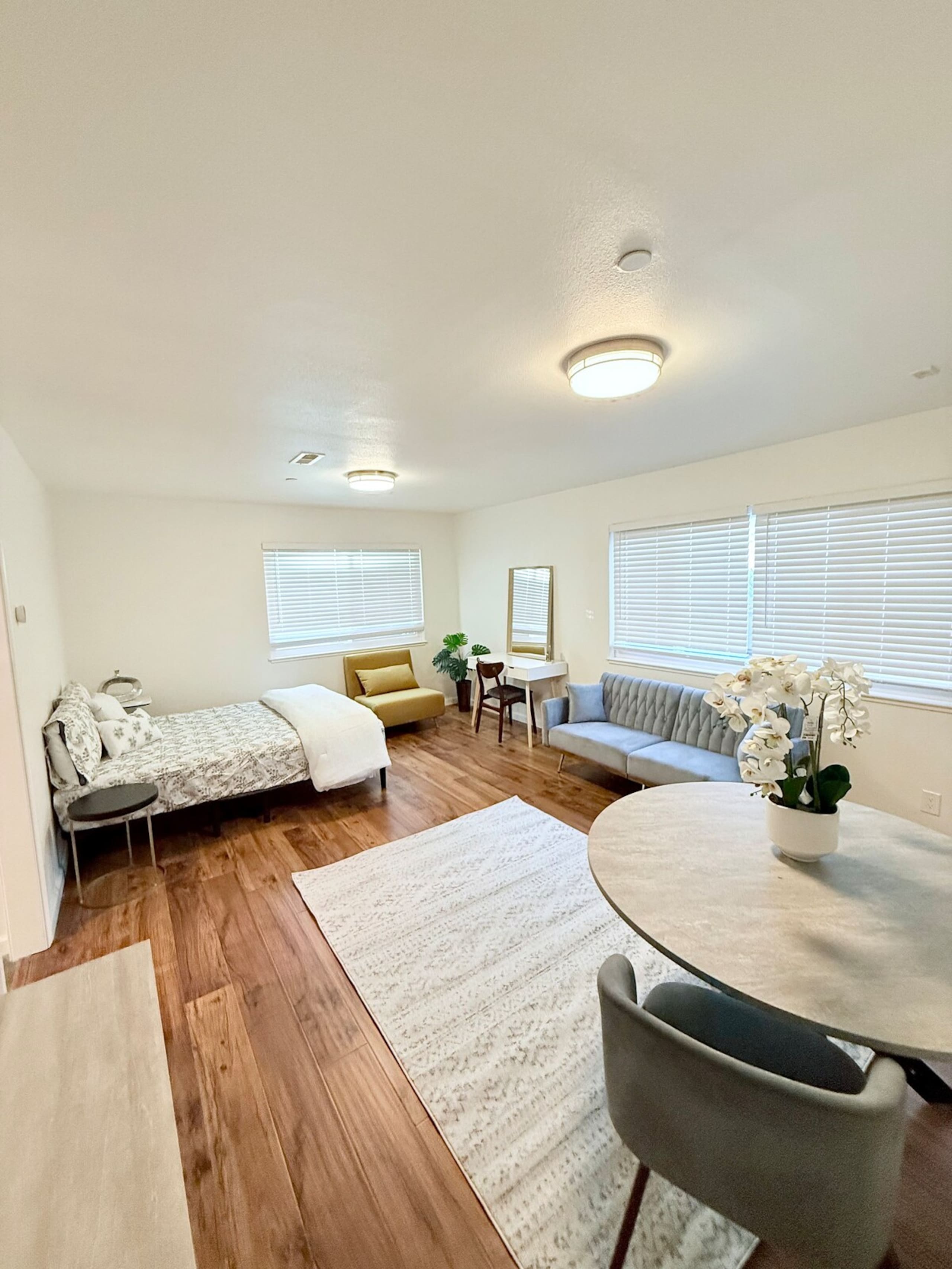 Modern & Cozy Home in Tech Hub - Photo 4