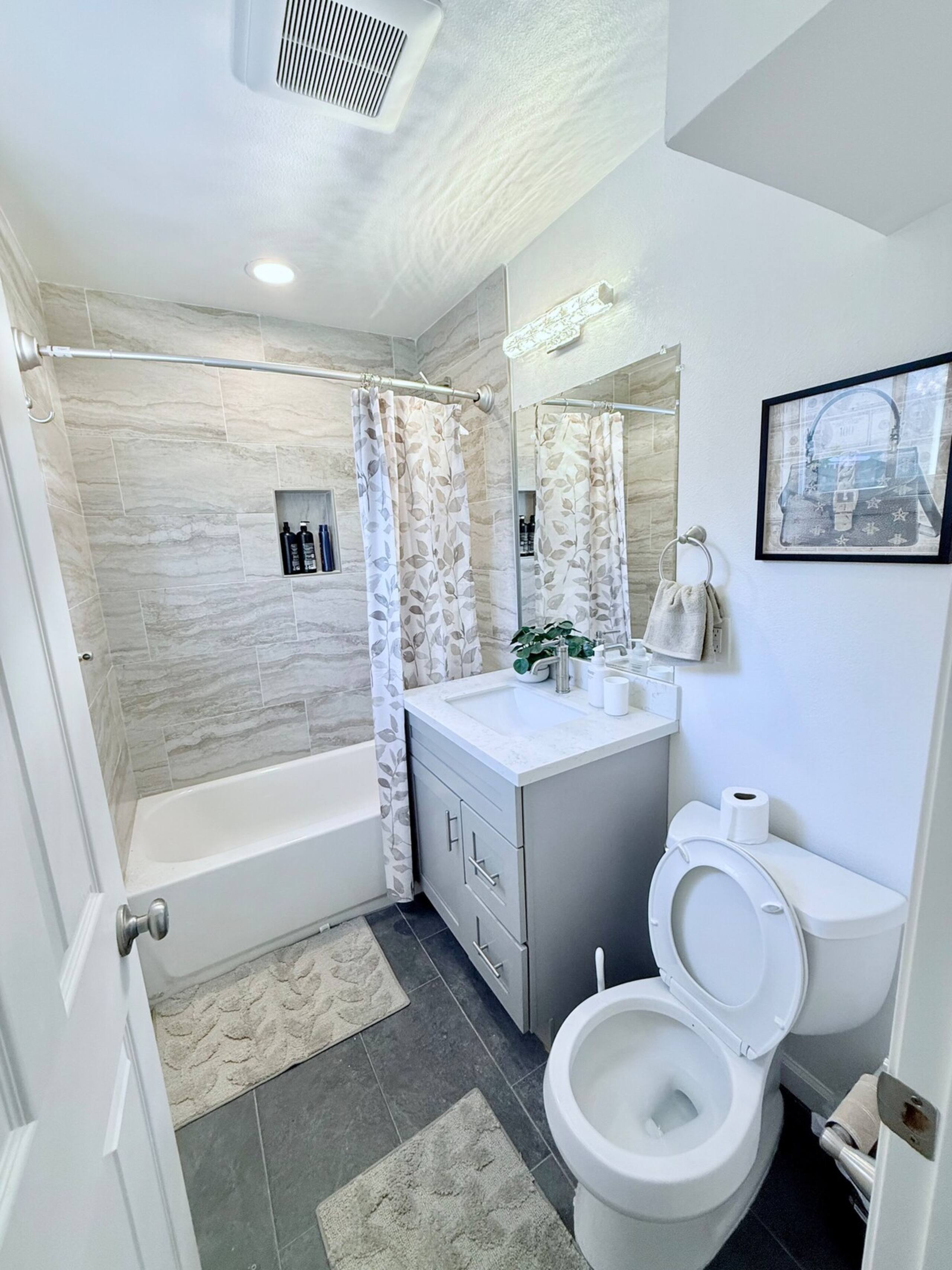 Modern & Cozy Home in Tech Hub - Photo 7