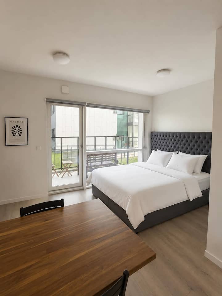 Bright Studio Apartment With Private Balcony - Islanda
