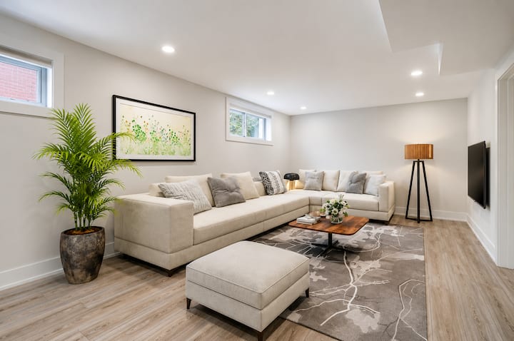 Luxury Furnished Lower Level 2-bedroom Apartment - Ottawa