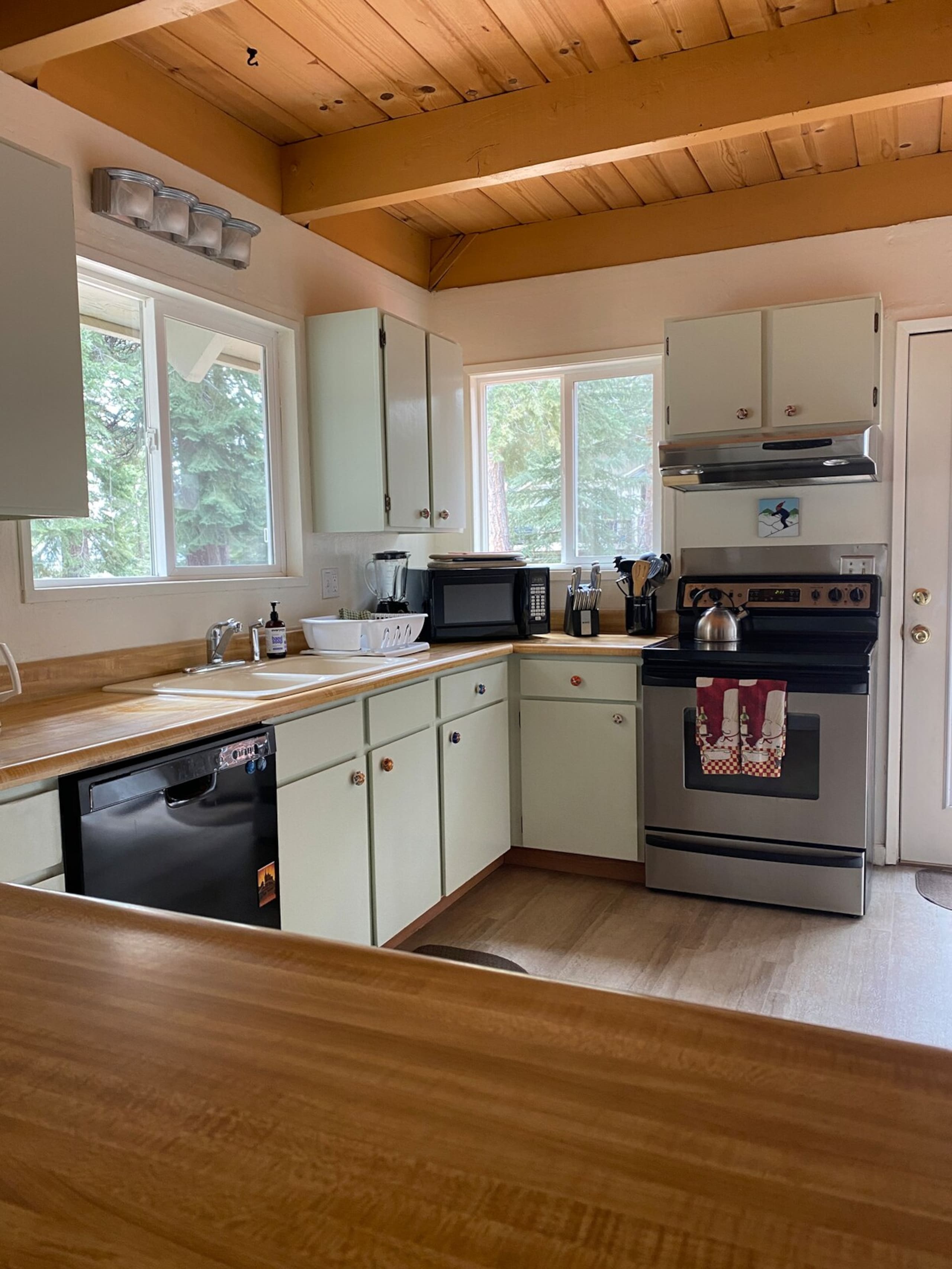 Spacious, Affordable, Pet Friendly House With Spa - Photo 3